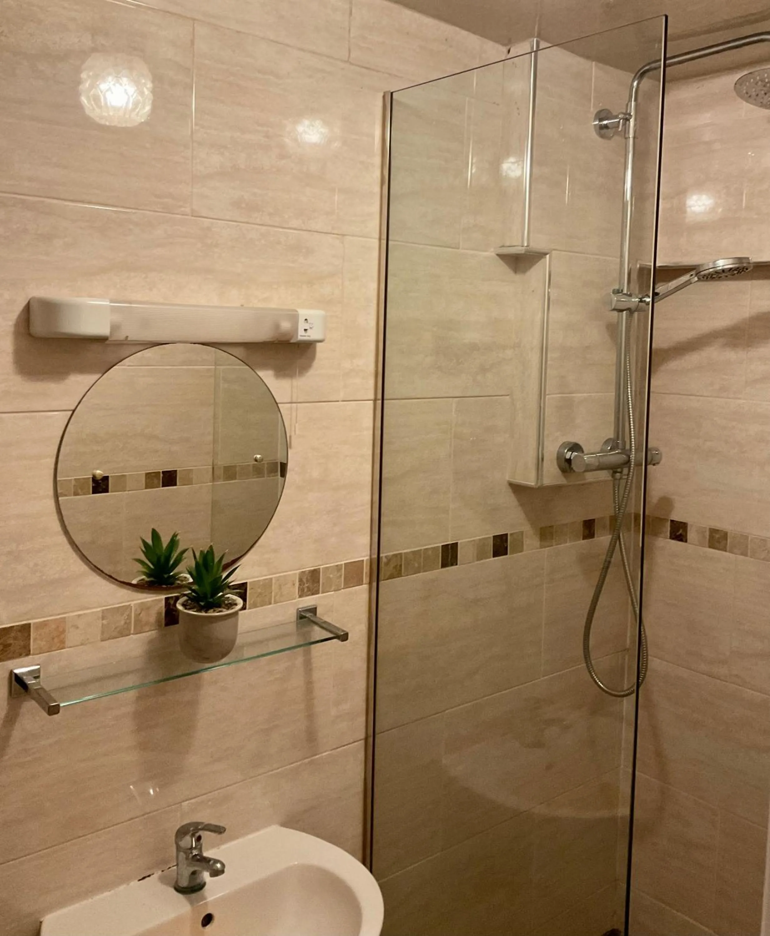 Shower in The Brentwood Hotel Porthcawl