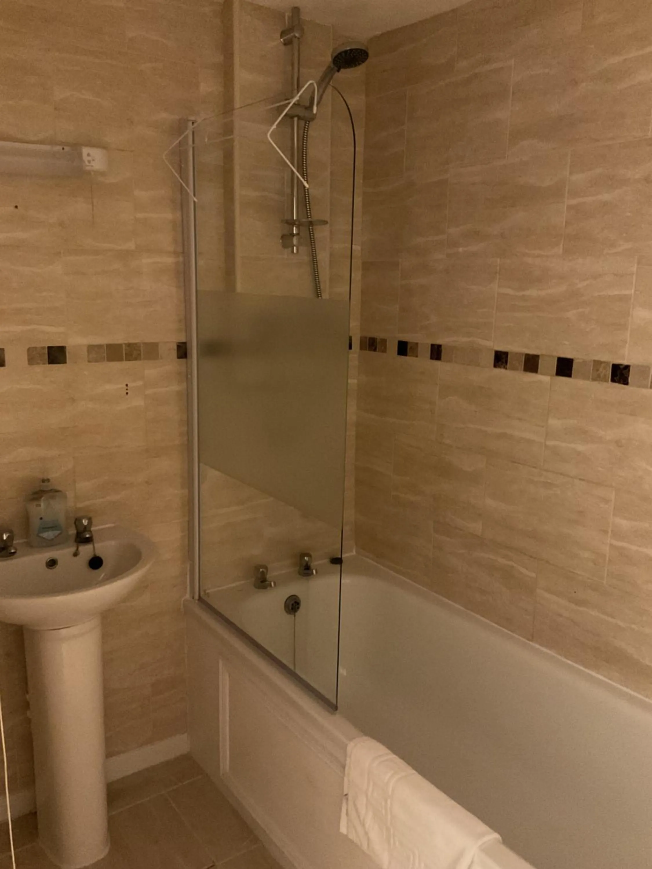 Shower in The Brentwood Hotel Porthcawl