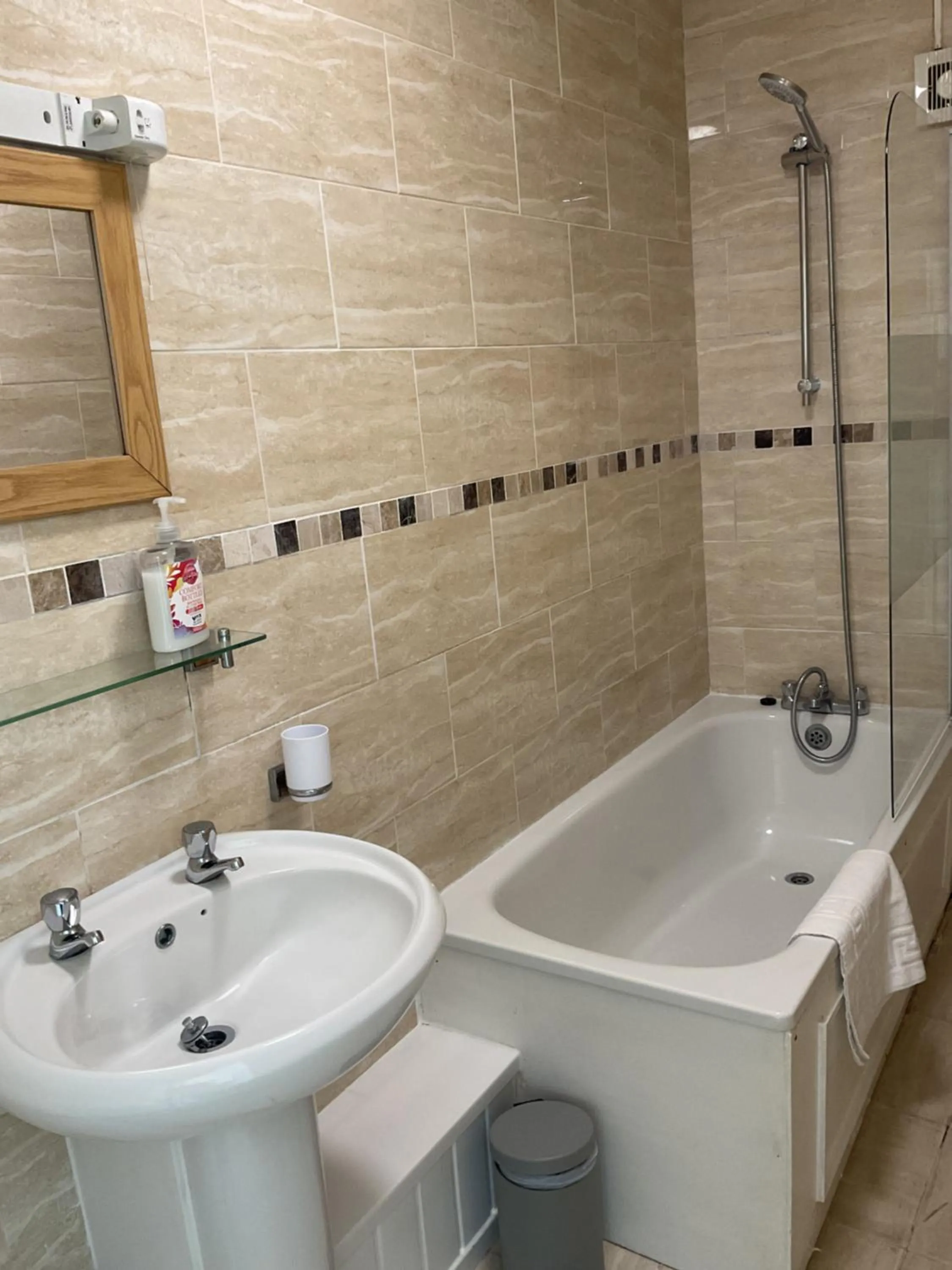 Shower in The Brentwood Hotel Porthcawl