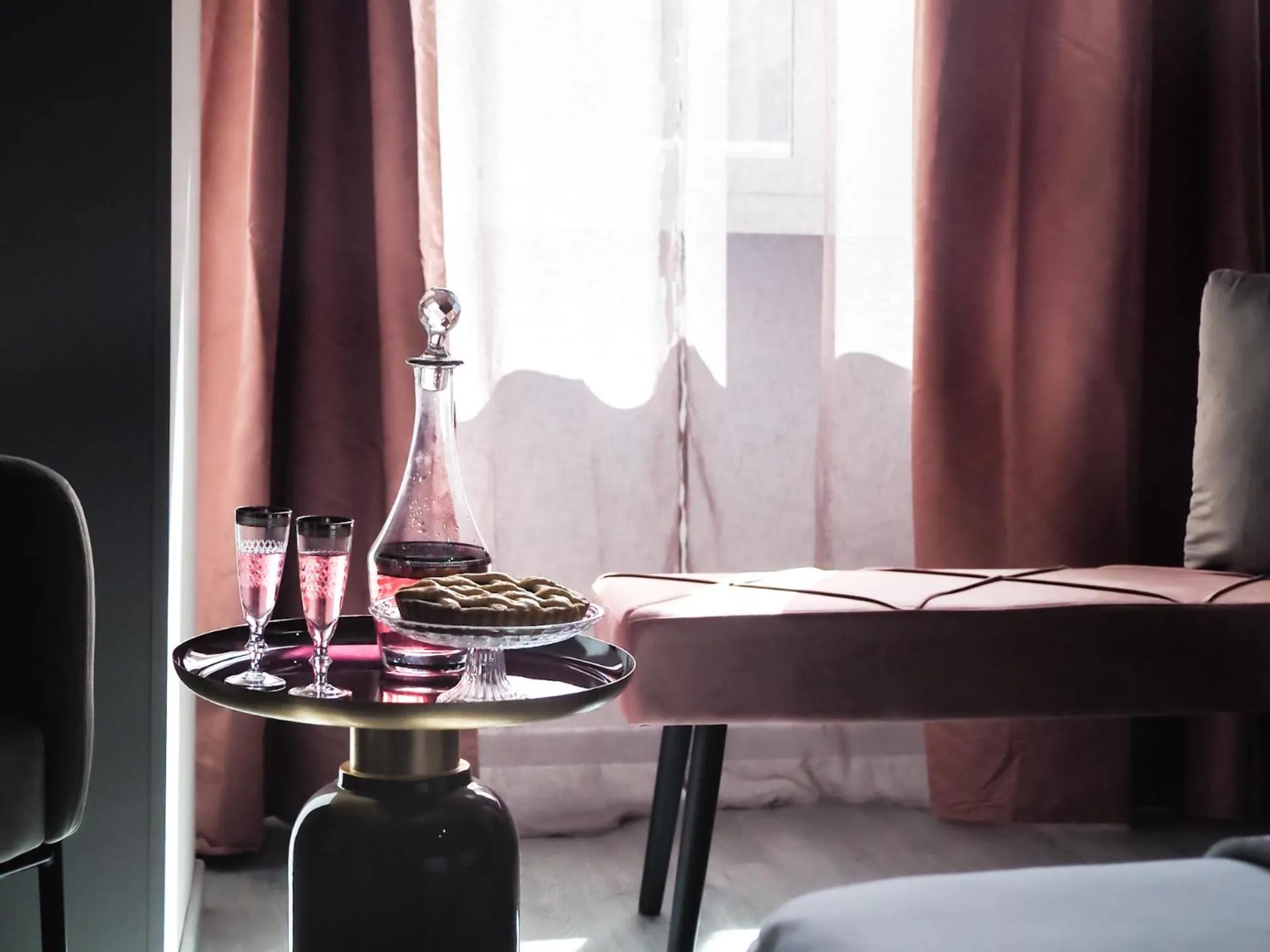 Photo of the whole room, Bed in C'est La Vie Suites