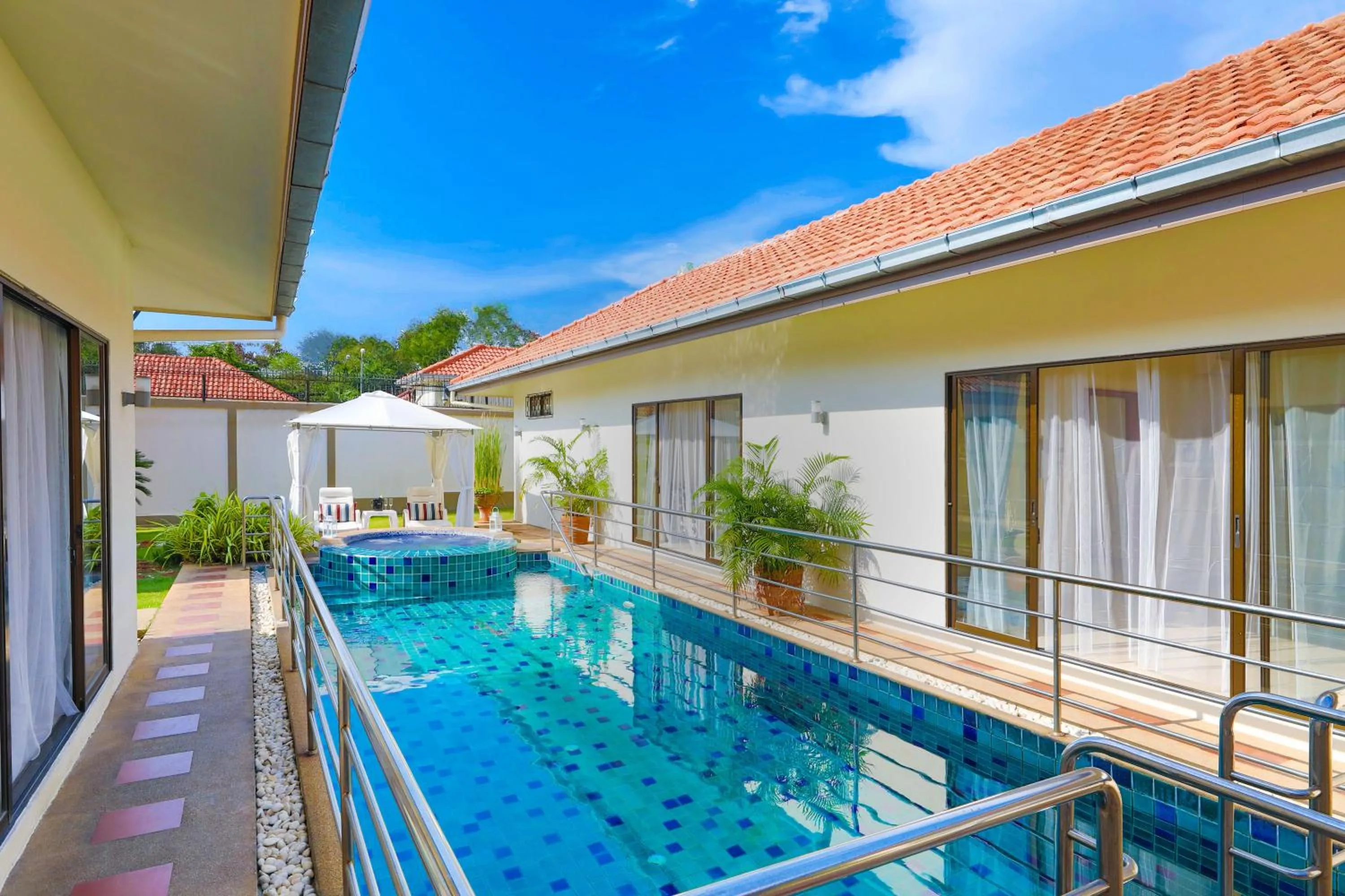 Swimming pool in Tortuga Villas Pattaya