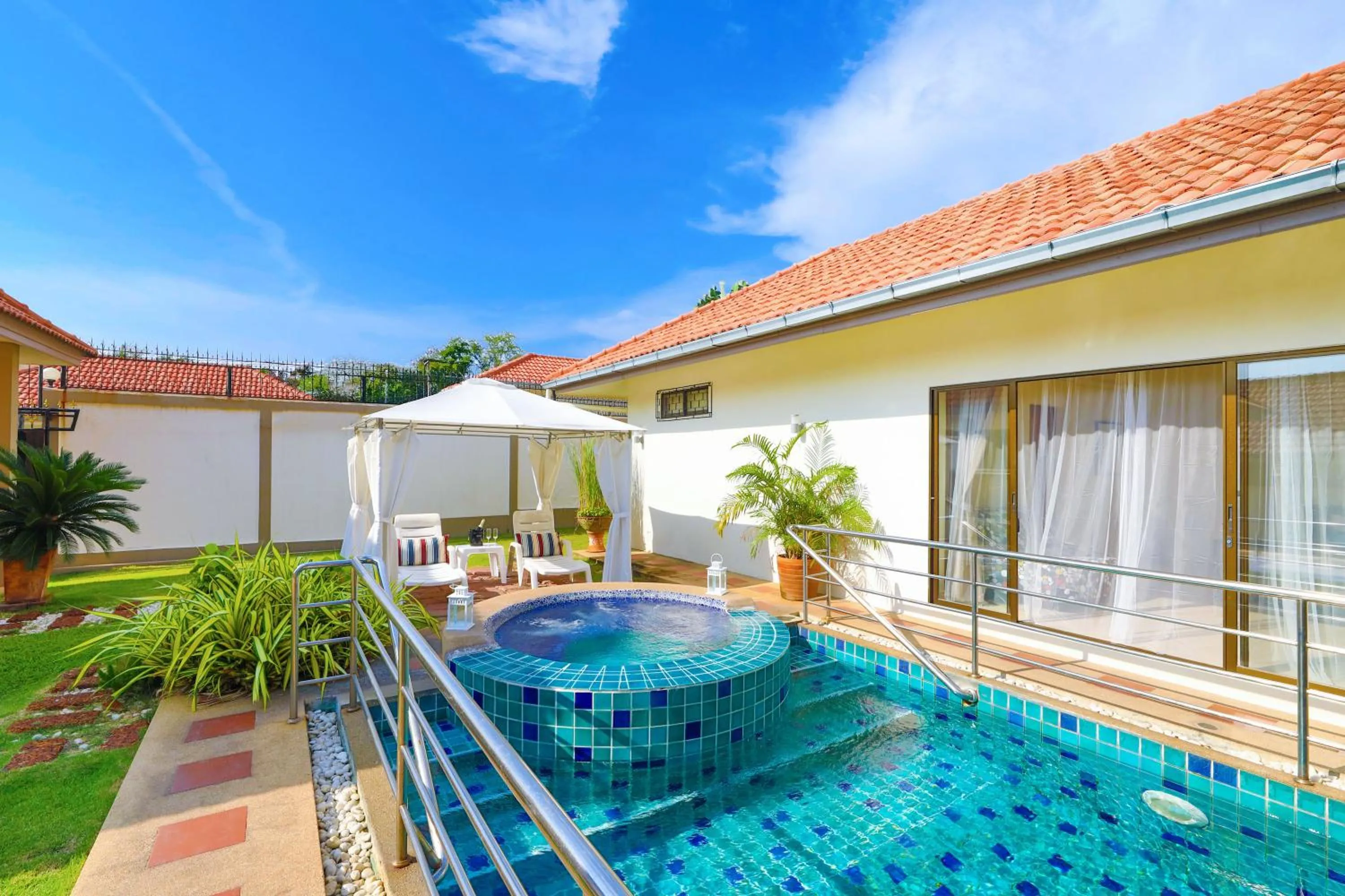 Swimming pool in Tortuga Villas Pattaya