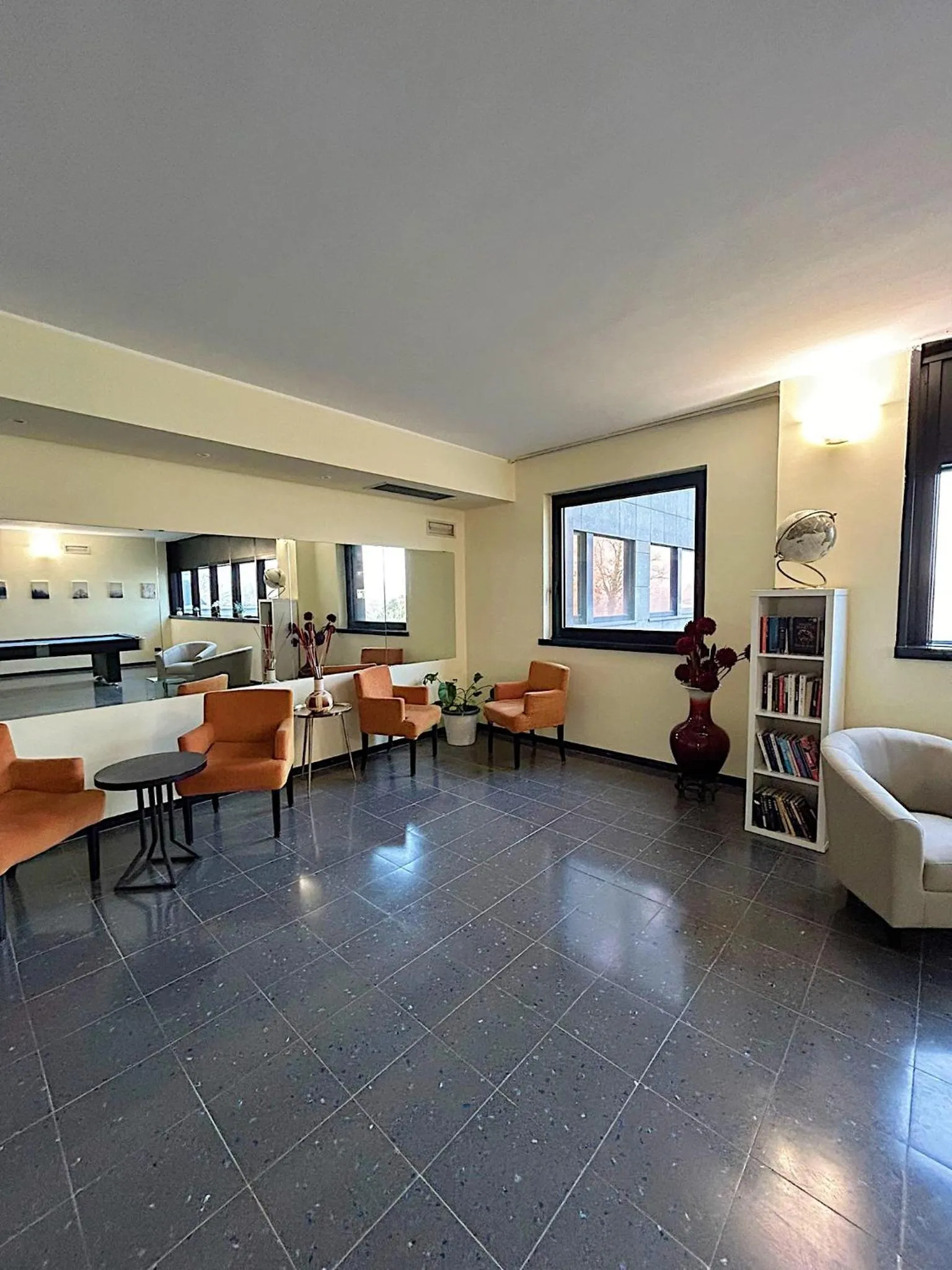 Lounge or bar in iH Hotels Milano Blu Visconti