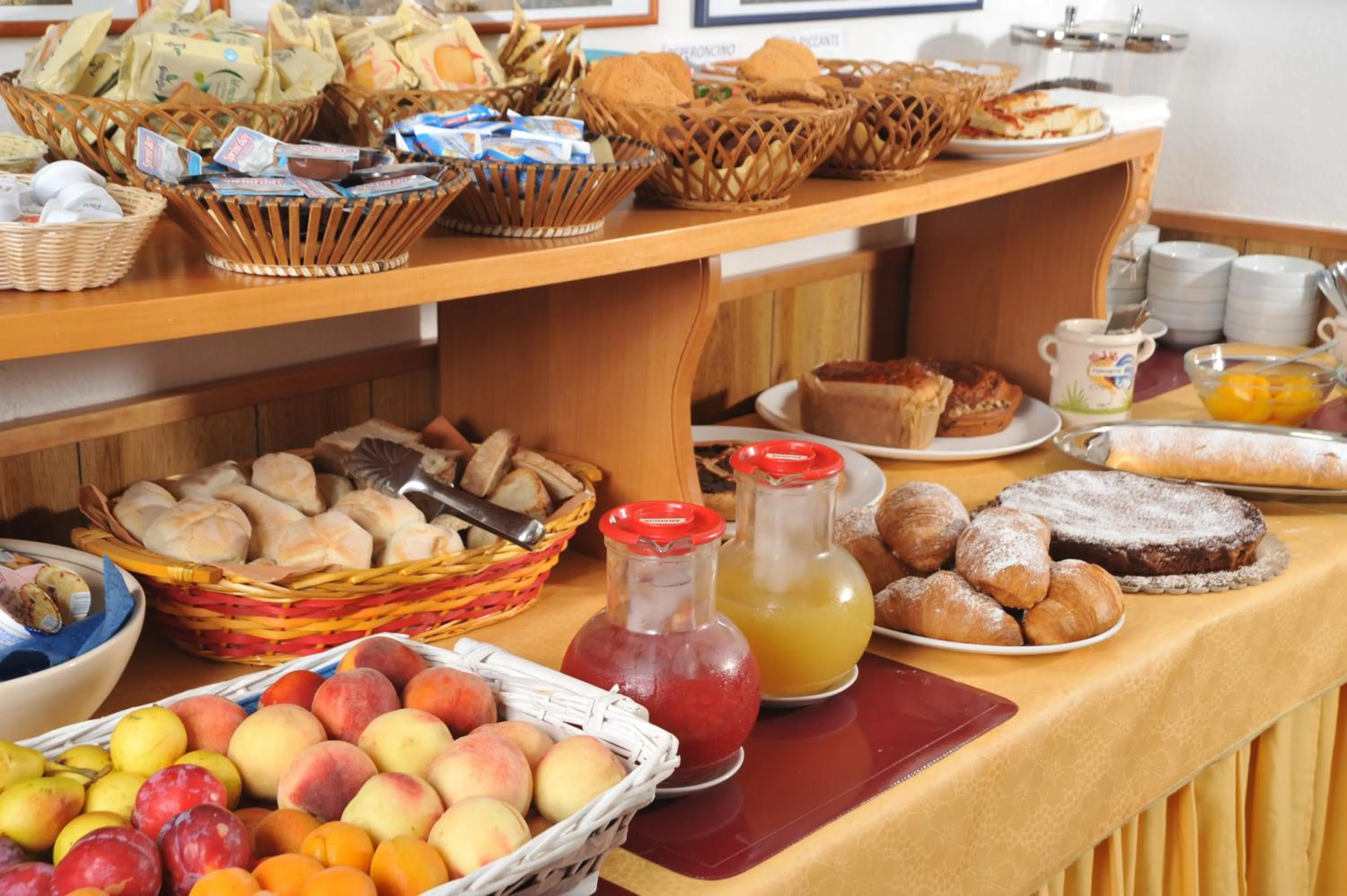 Buffet breakfast in Albergo Torrente