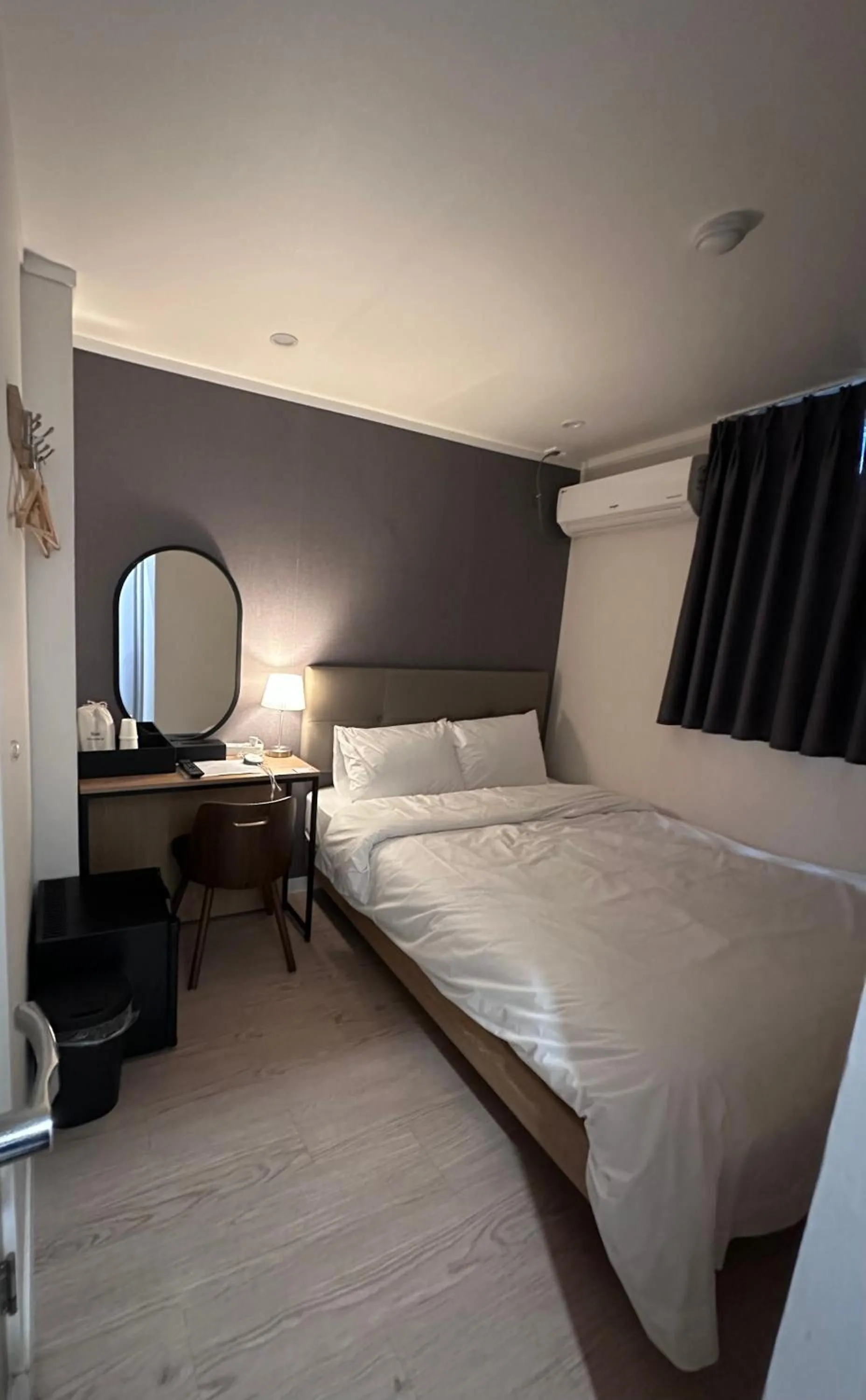 Property building, Bed in About Stay Dongdaemun