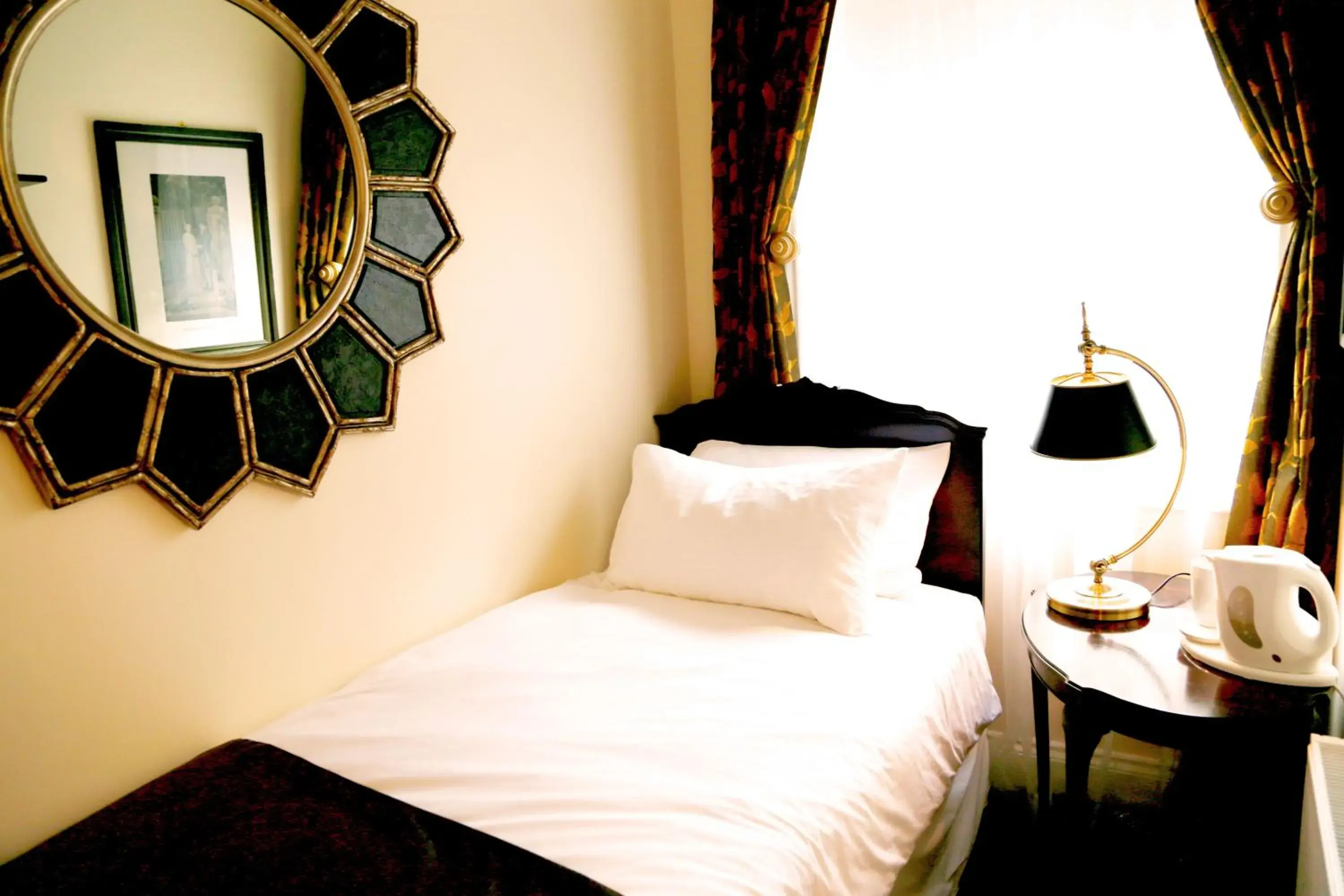 Single Room with Shower in Number 8 The Townhouse Single Room with Shower in Number 8 The Townhouse