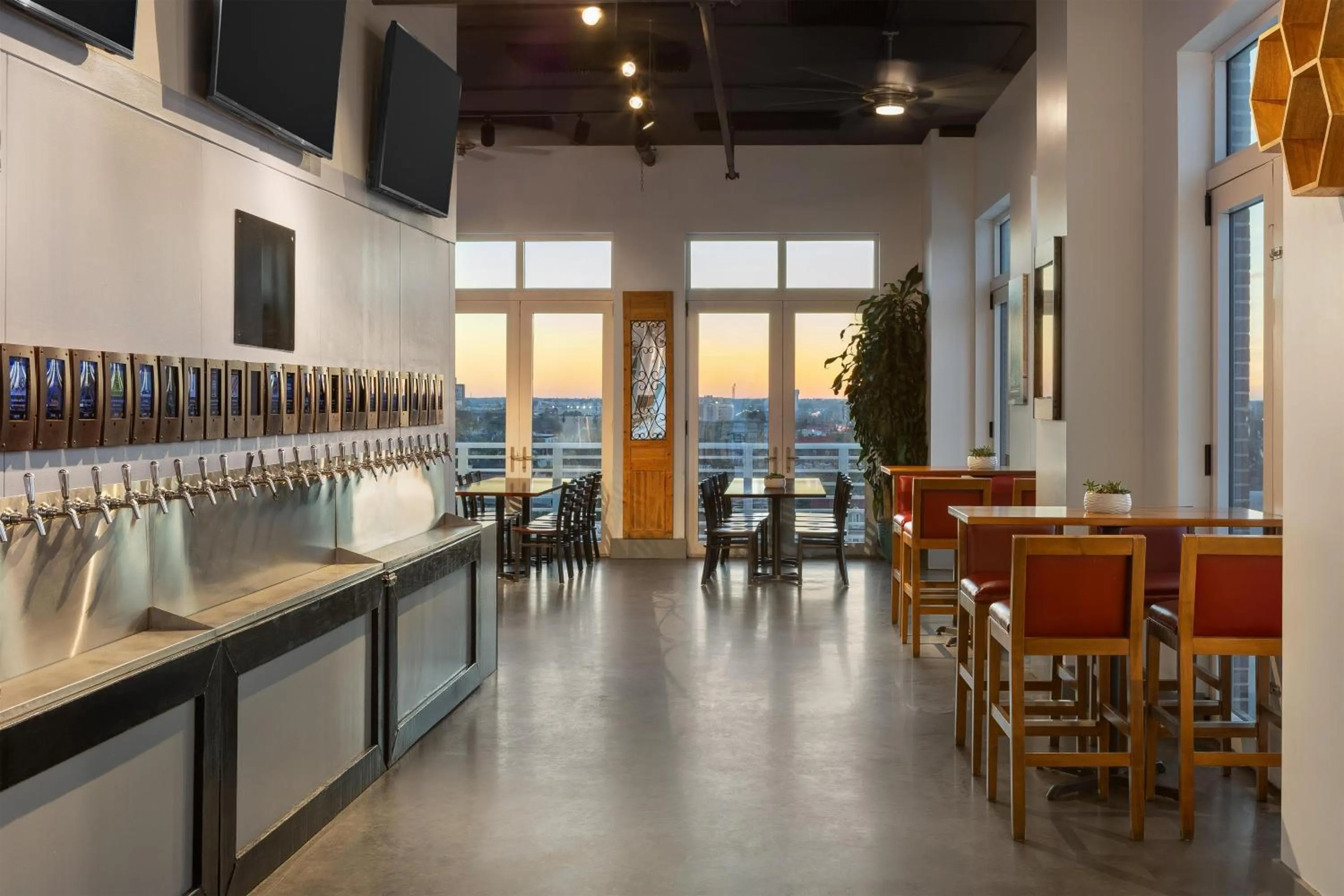 Restaurant/places to eat in Hyatt House Charleston - Historic District