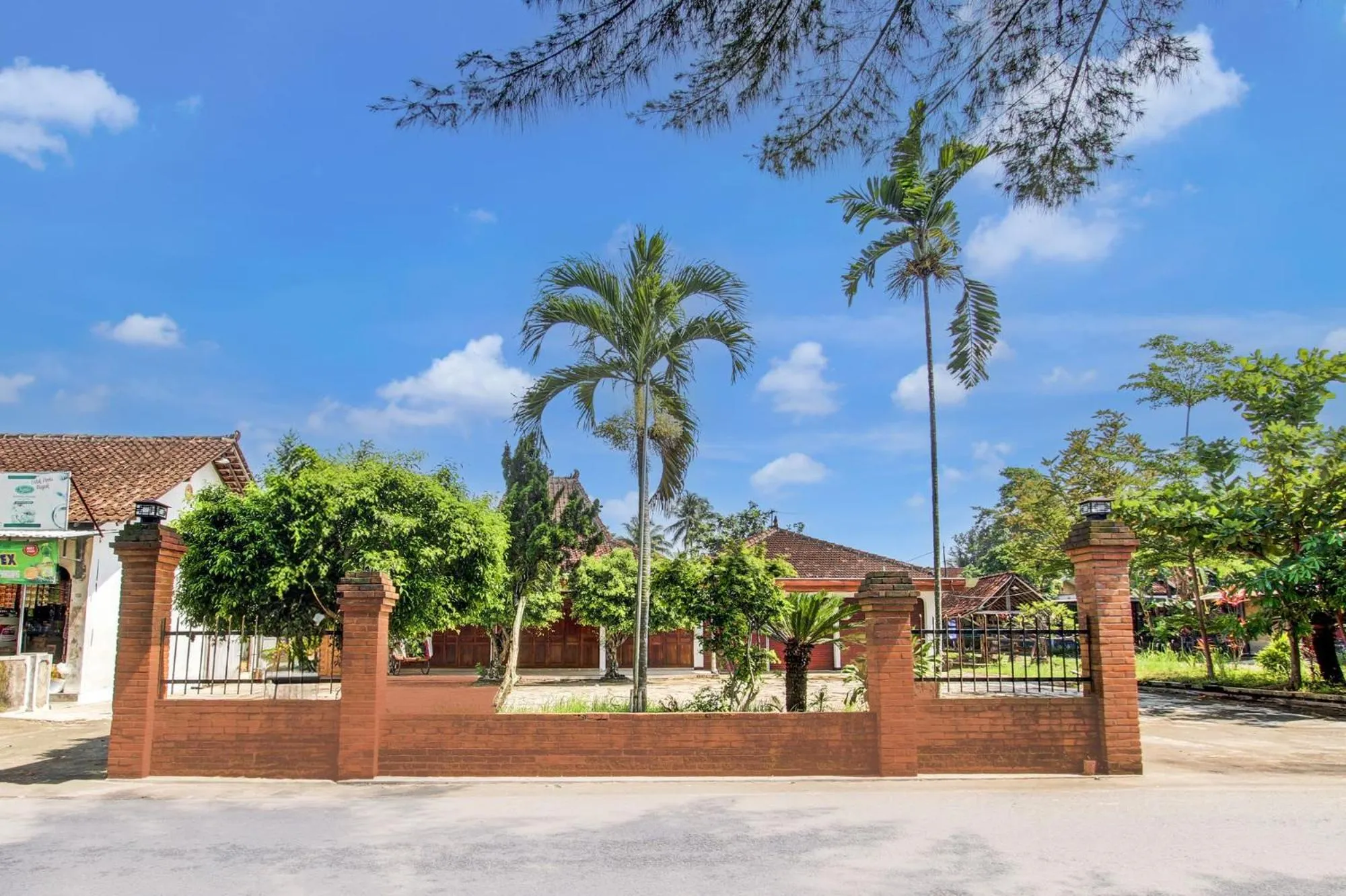 Property building in Hotel O Joglo Menoreh Resto & Homestay