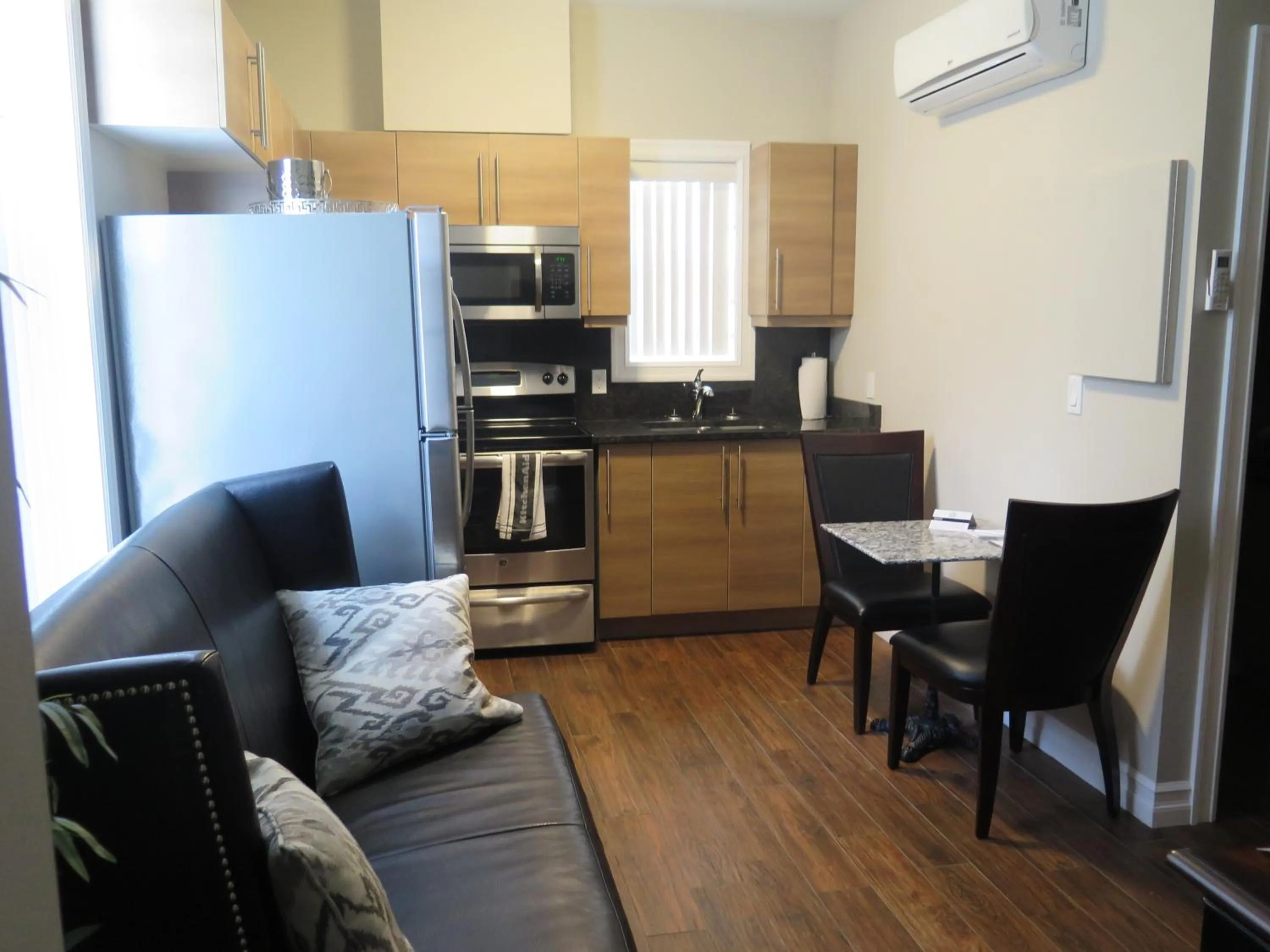 Kitchen or kitchenette in Western Hotel & Executive Suites