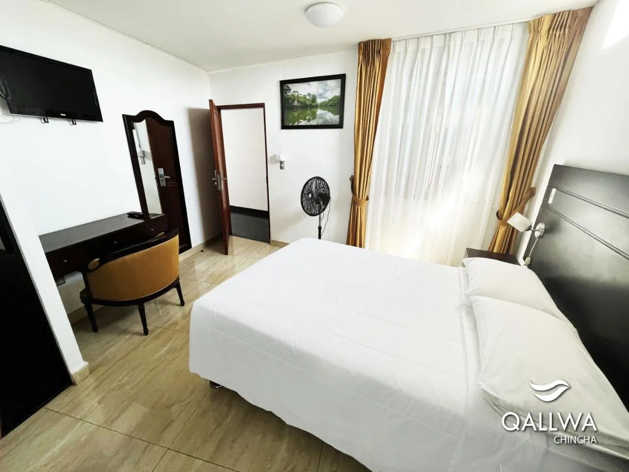 fireplace, Bed in Qallwa Chincha