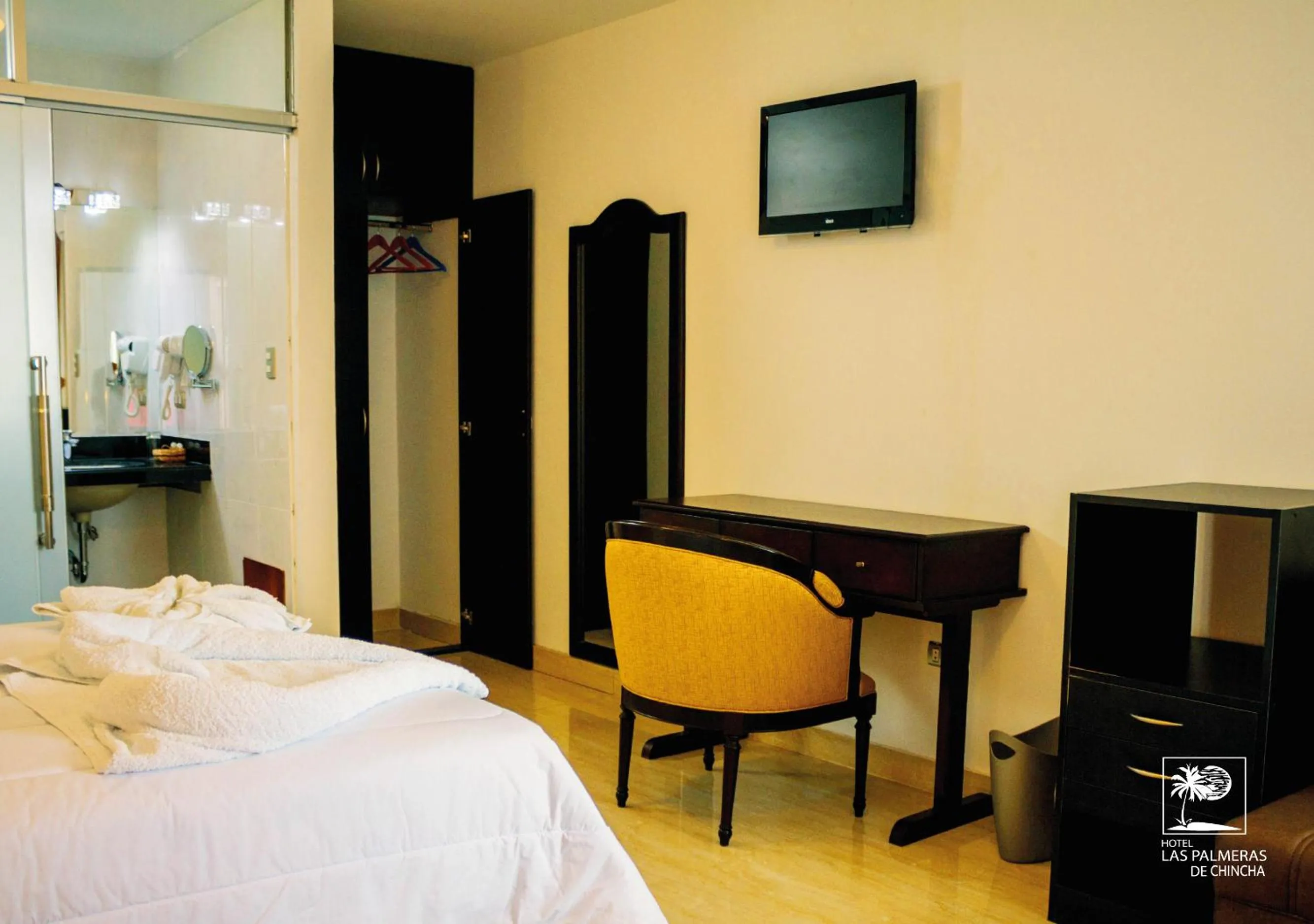 Photo of the whole room, Bed in Qallwa Chincha