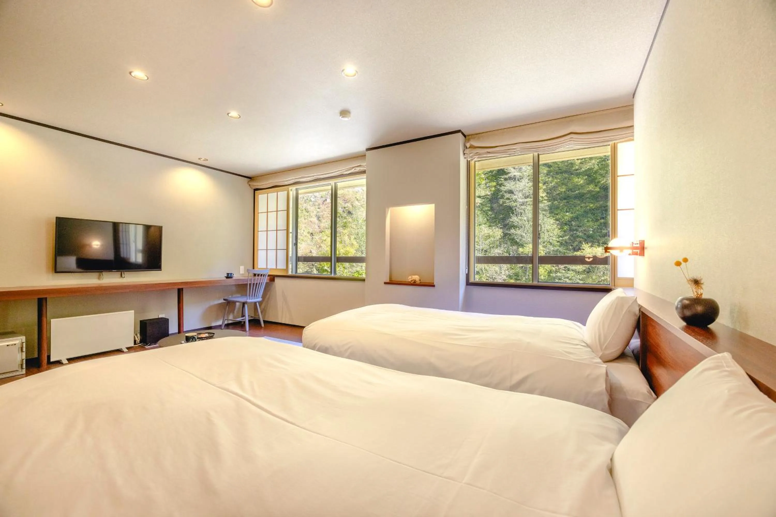 Photo of the whole room, Bed in Shikishimaso