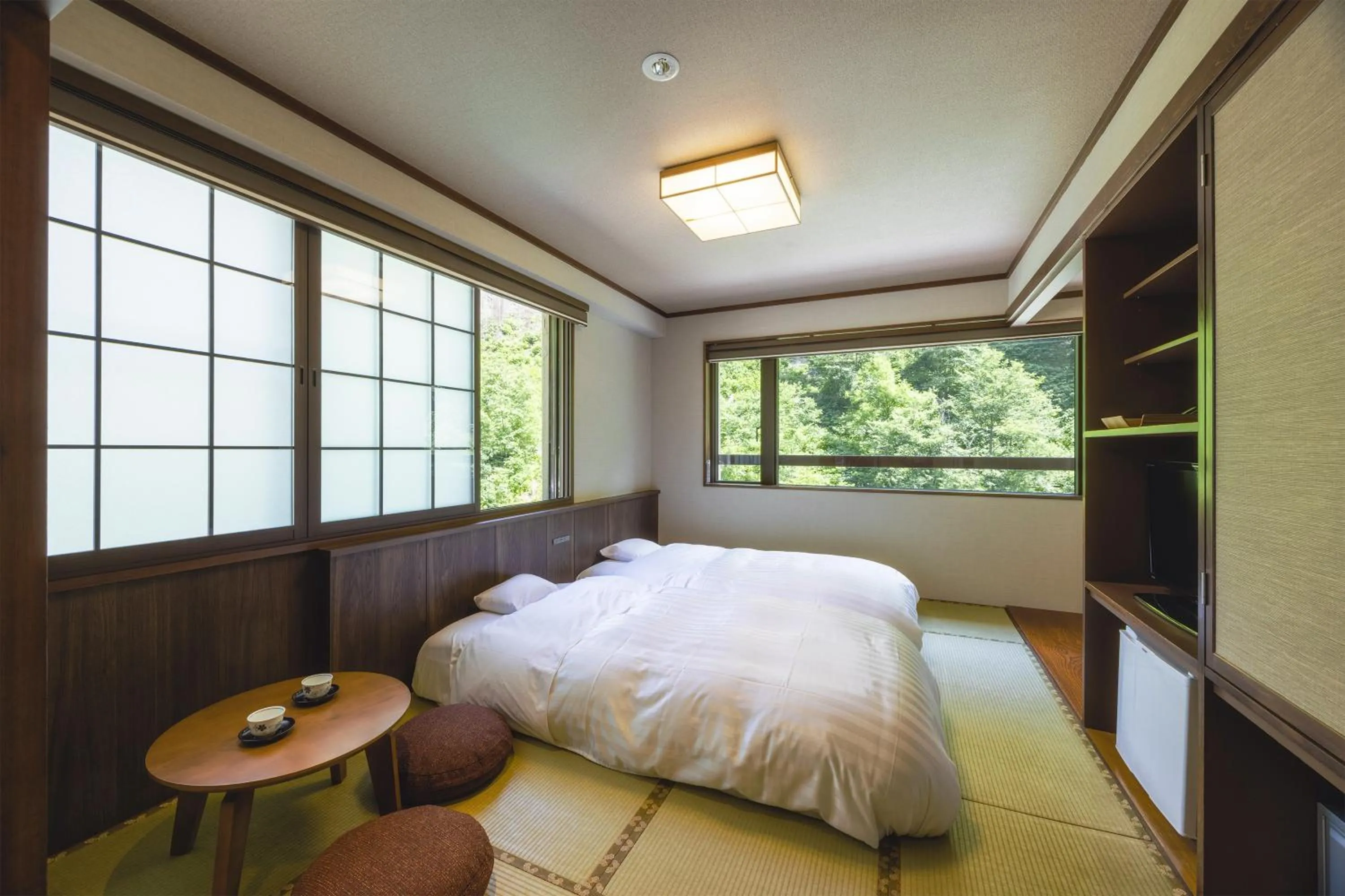 Photo of the whole room, Bed in Shikishimaso