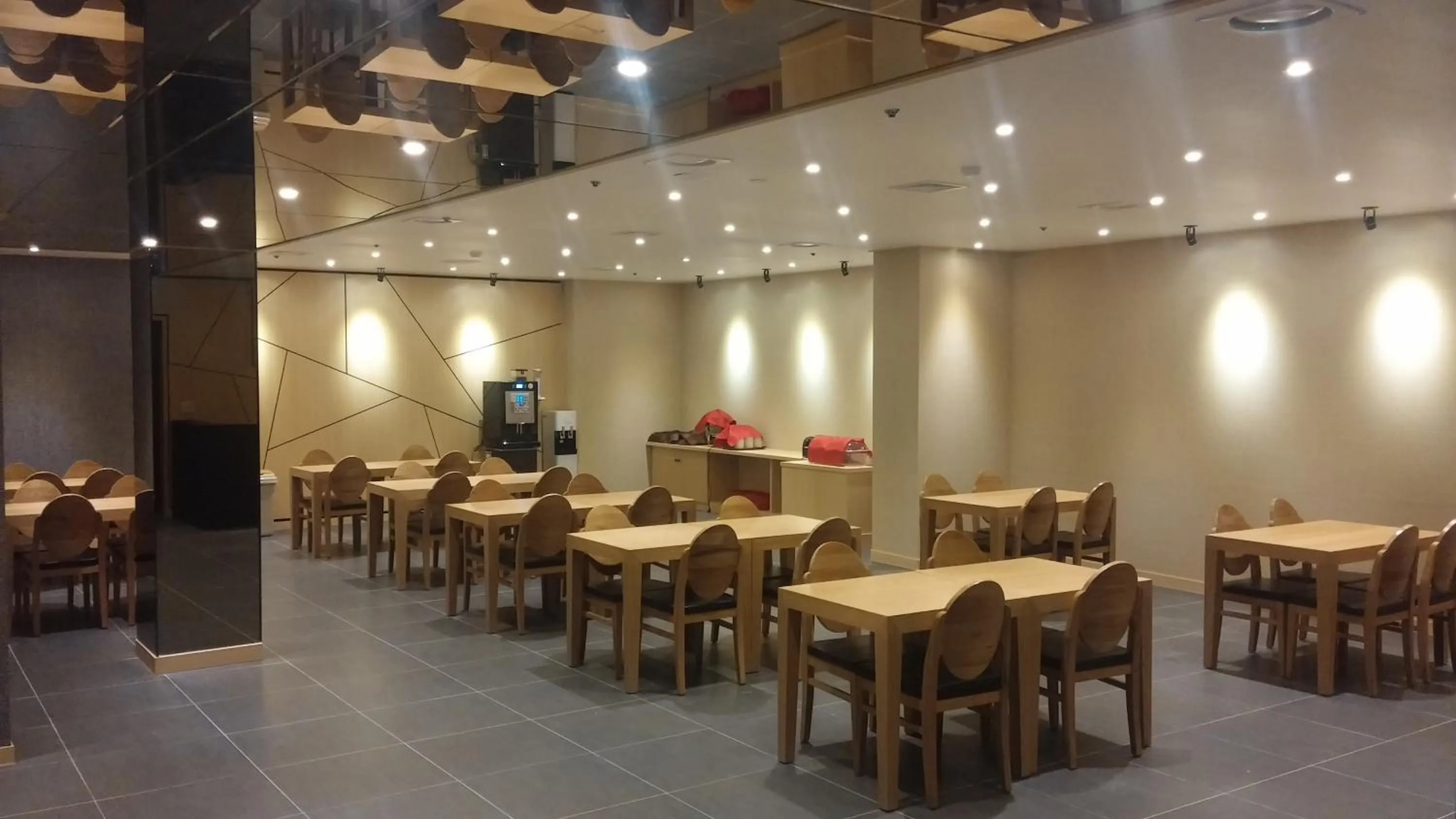 Restaurant/places to eat in Almond Hotel Busan Station