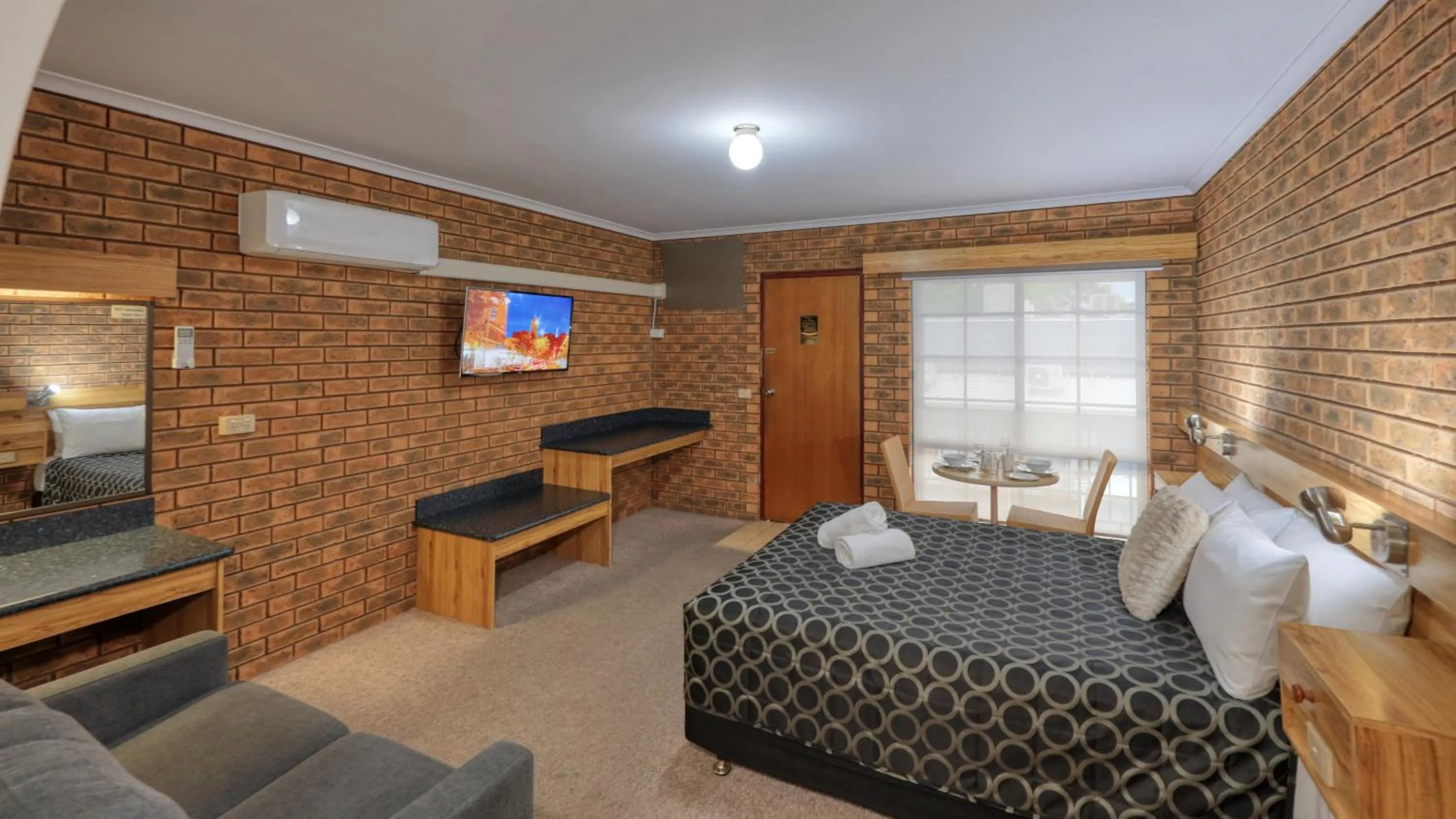 Dining area, Bed in The Cottage Motor Inn Albury CBD