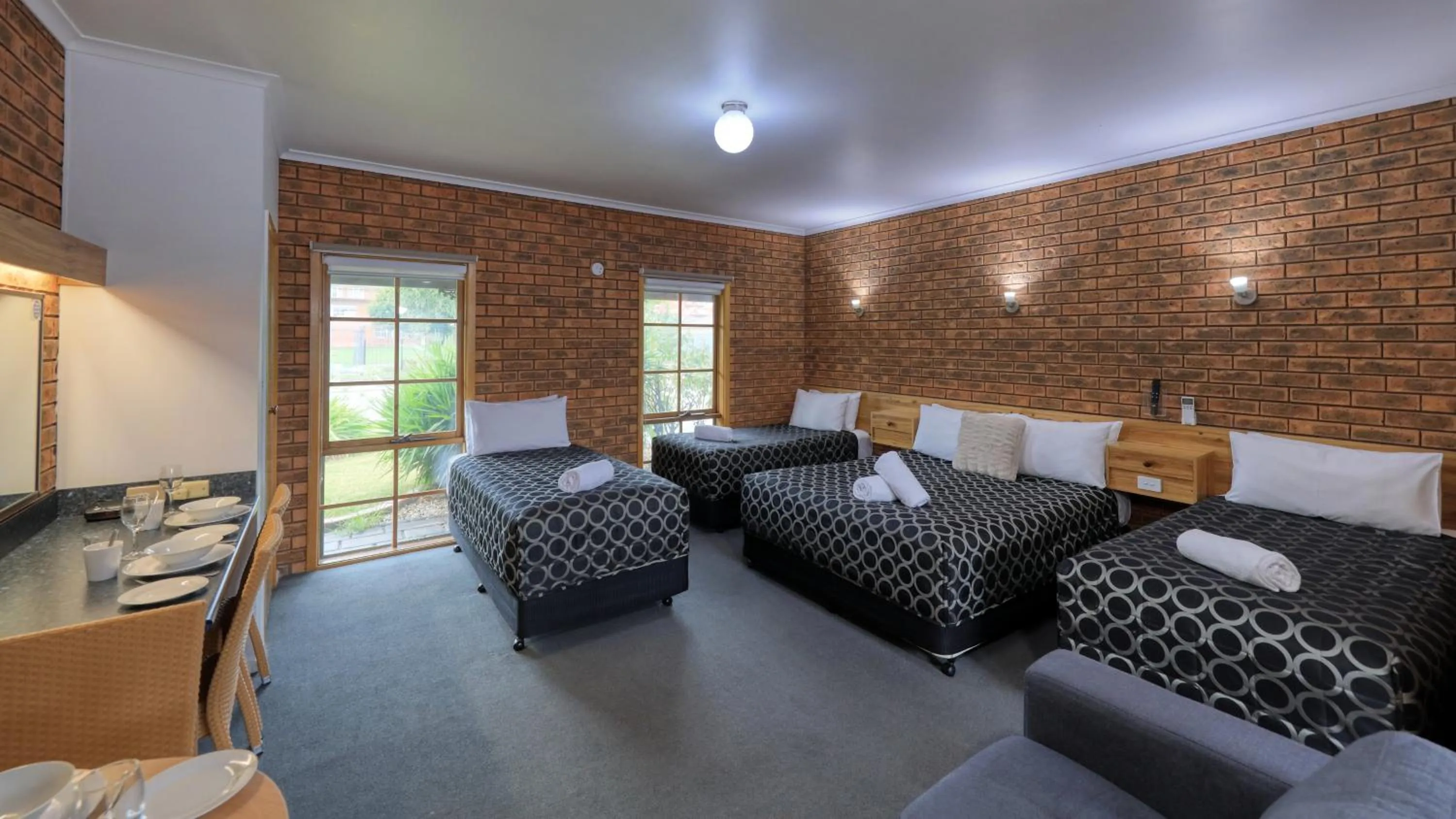 Bed in The Cottage Motor Inn Albury CBD