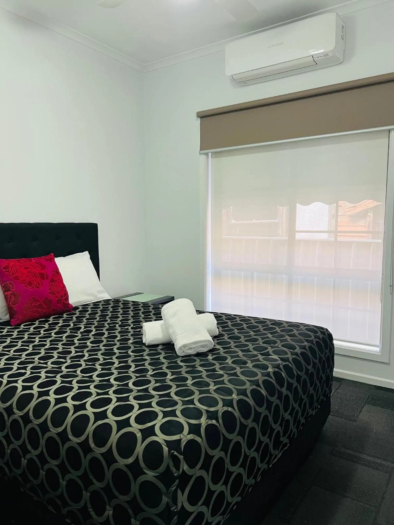 Bed in The Cottage Motor Inn Albury CBD