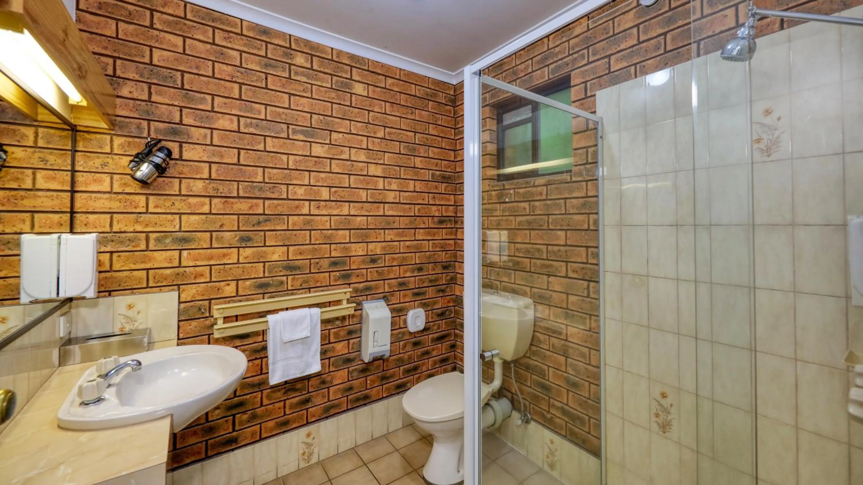 Shower in The Cottage Motor Inn Albury CBD
