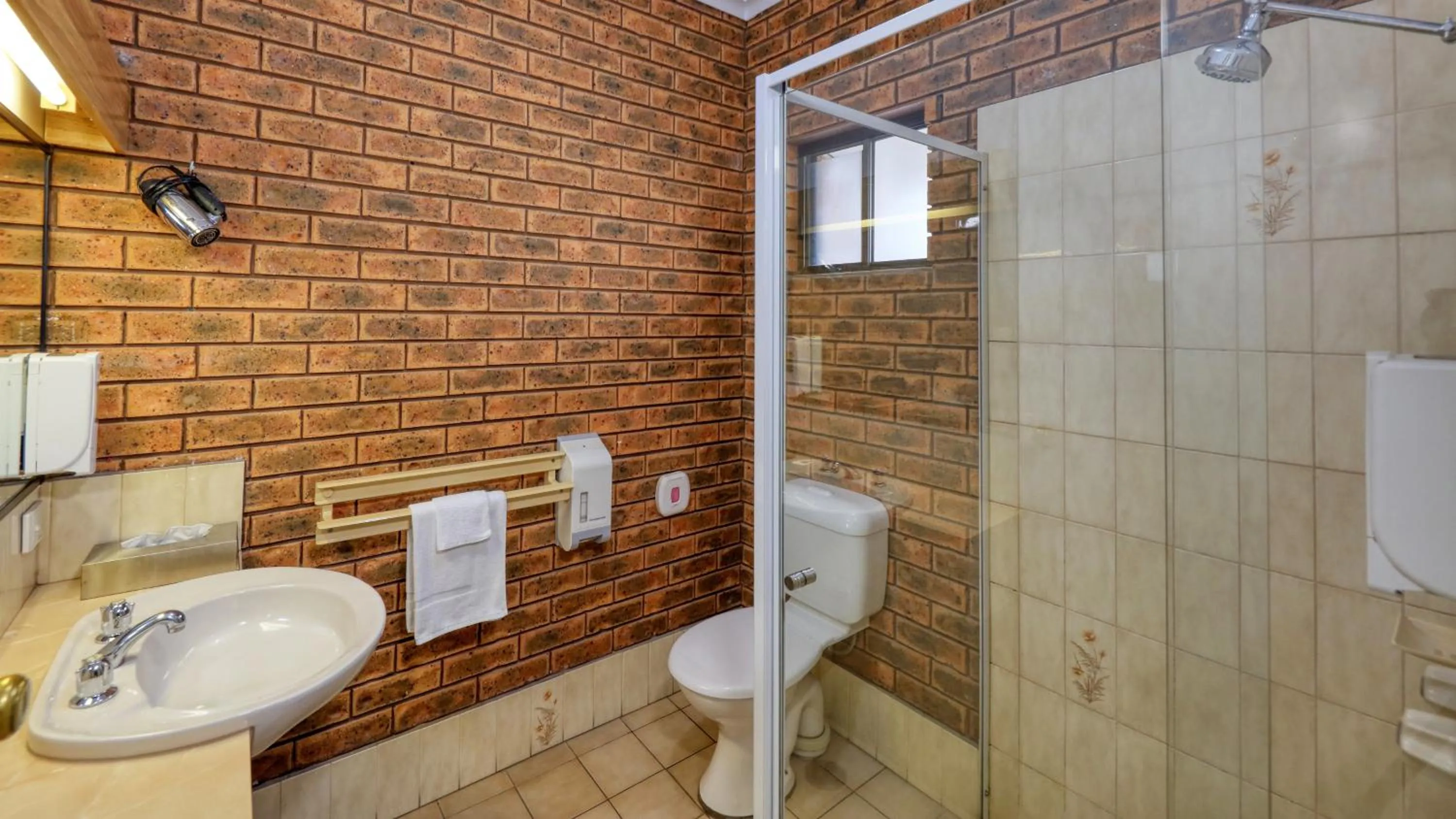 Shower in The Cottage Motor Inn Albury CBD
