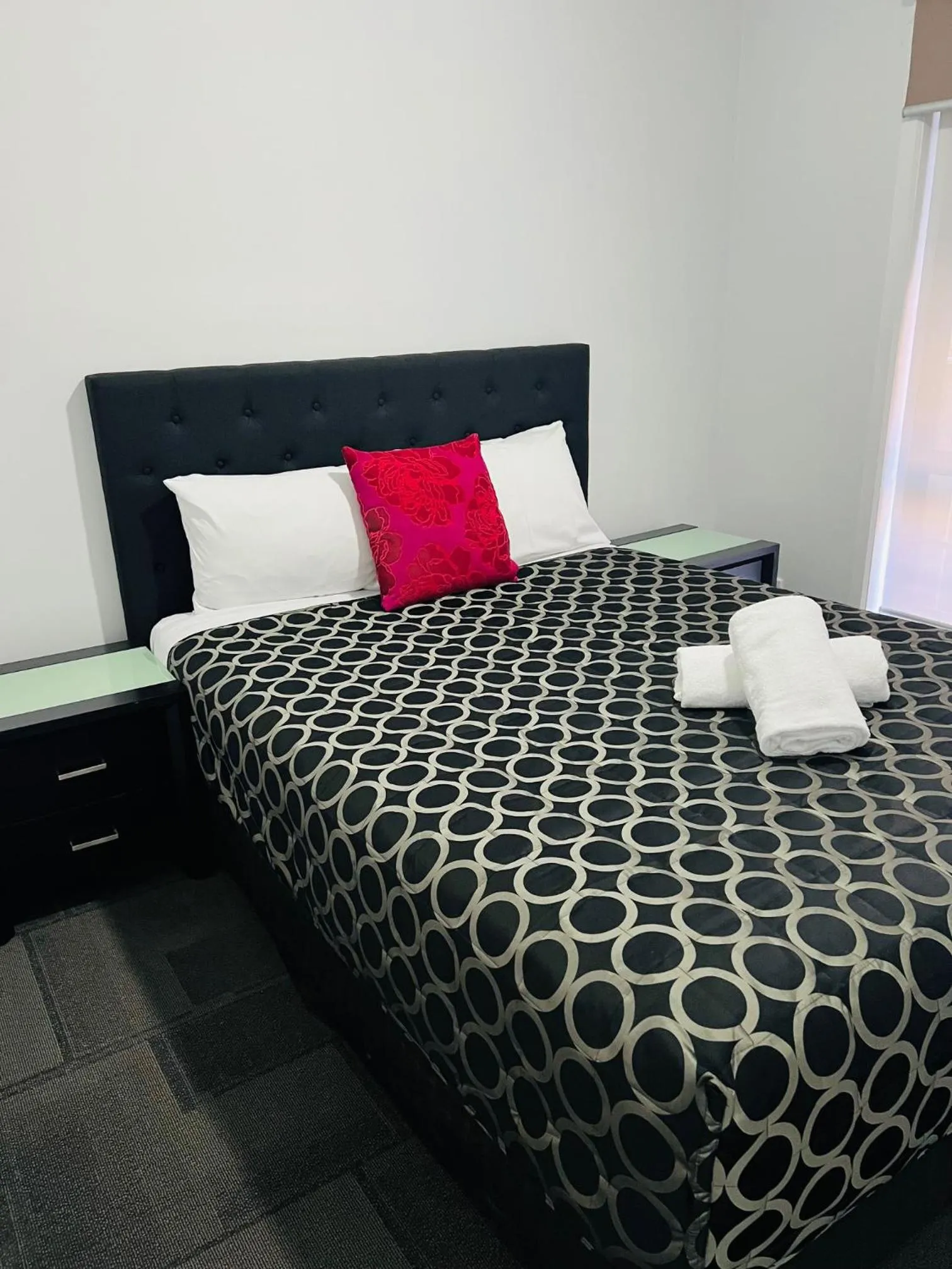 Photo of the whole room, Bed in The Cottage Motor Inn Albury CBD