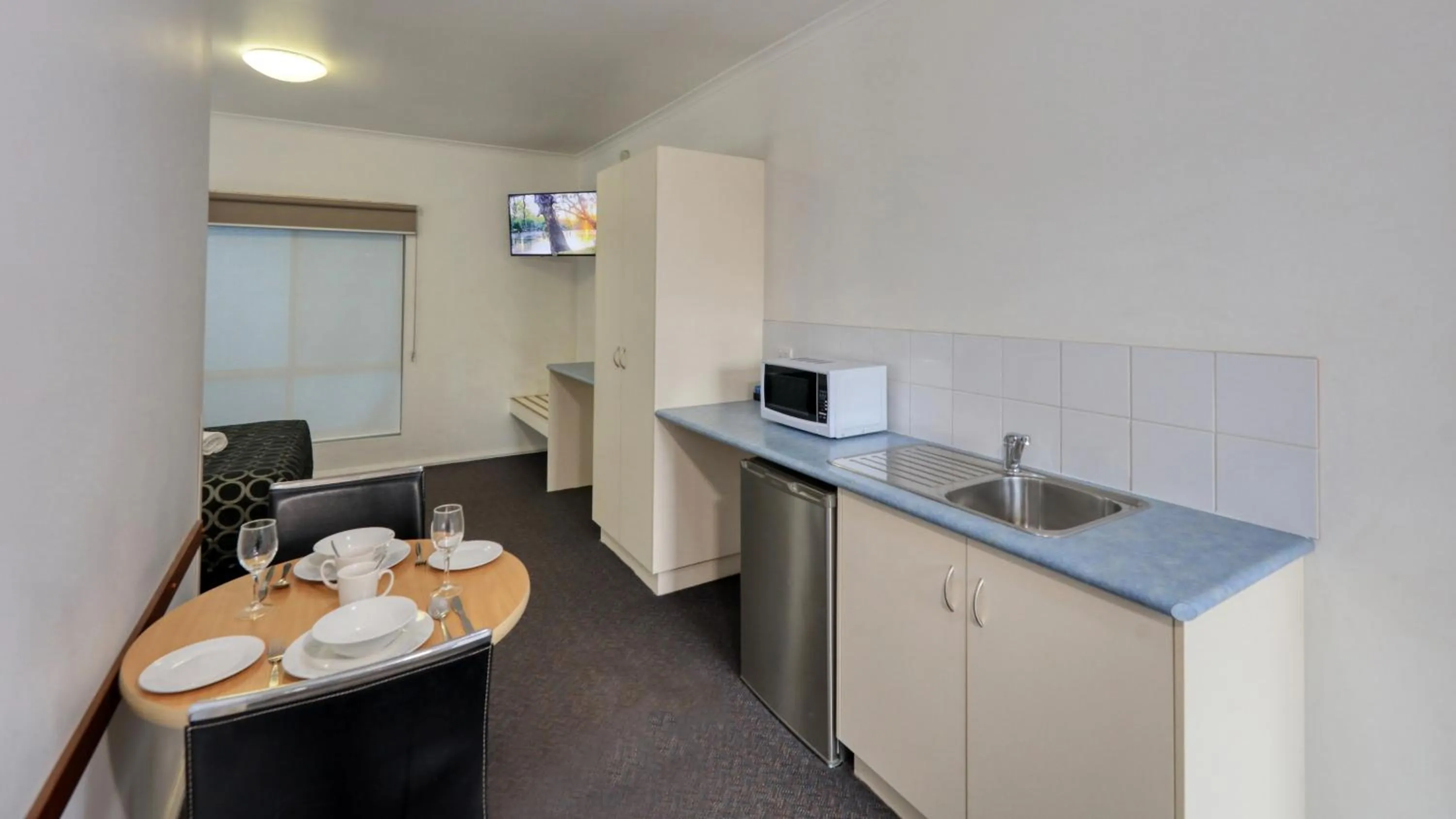 Kitchen or kitchenette in The Cottage Motor Inn Albury CBD