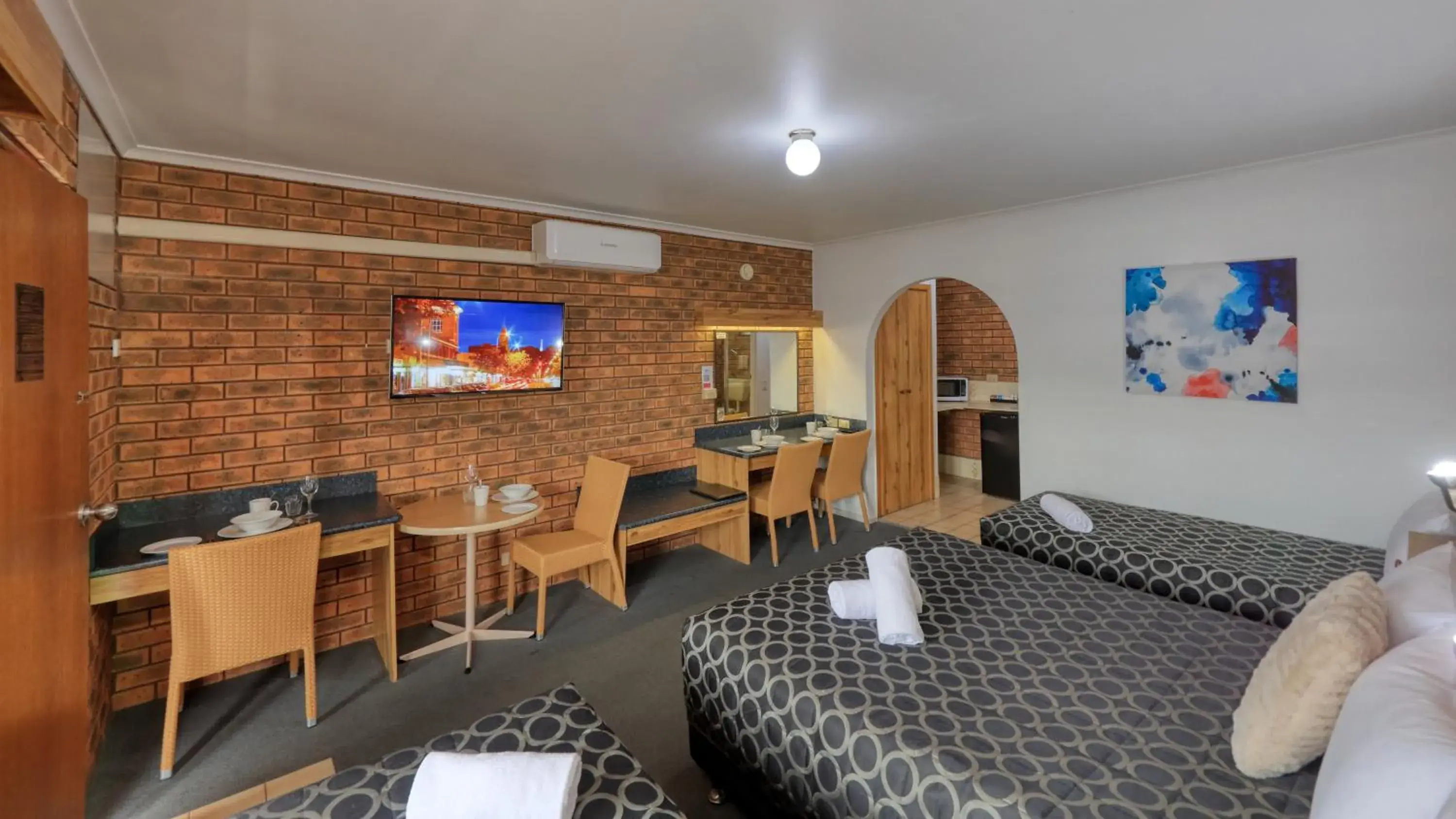 Family Room in The Cottage Motor Inn Albury CBD Family Room in The Cottage Motor Inn Albury CBD