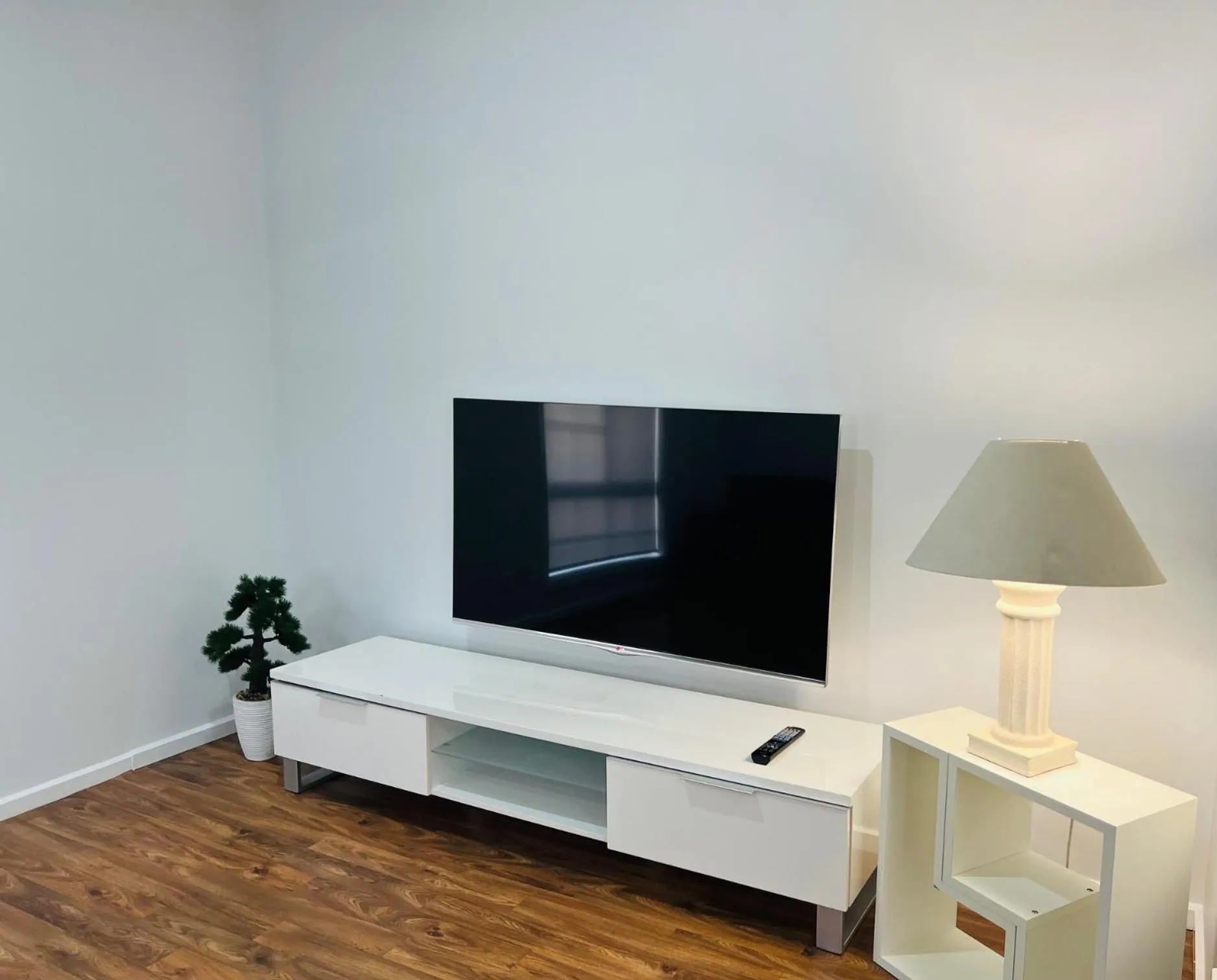 TV and multimedia in The Cottage Motor Inn Albury CBD