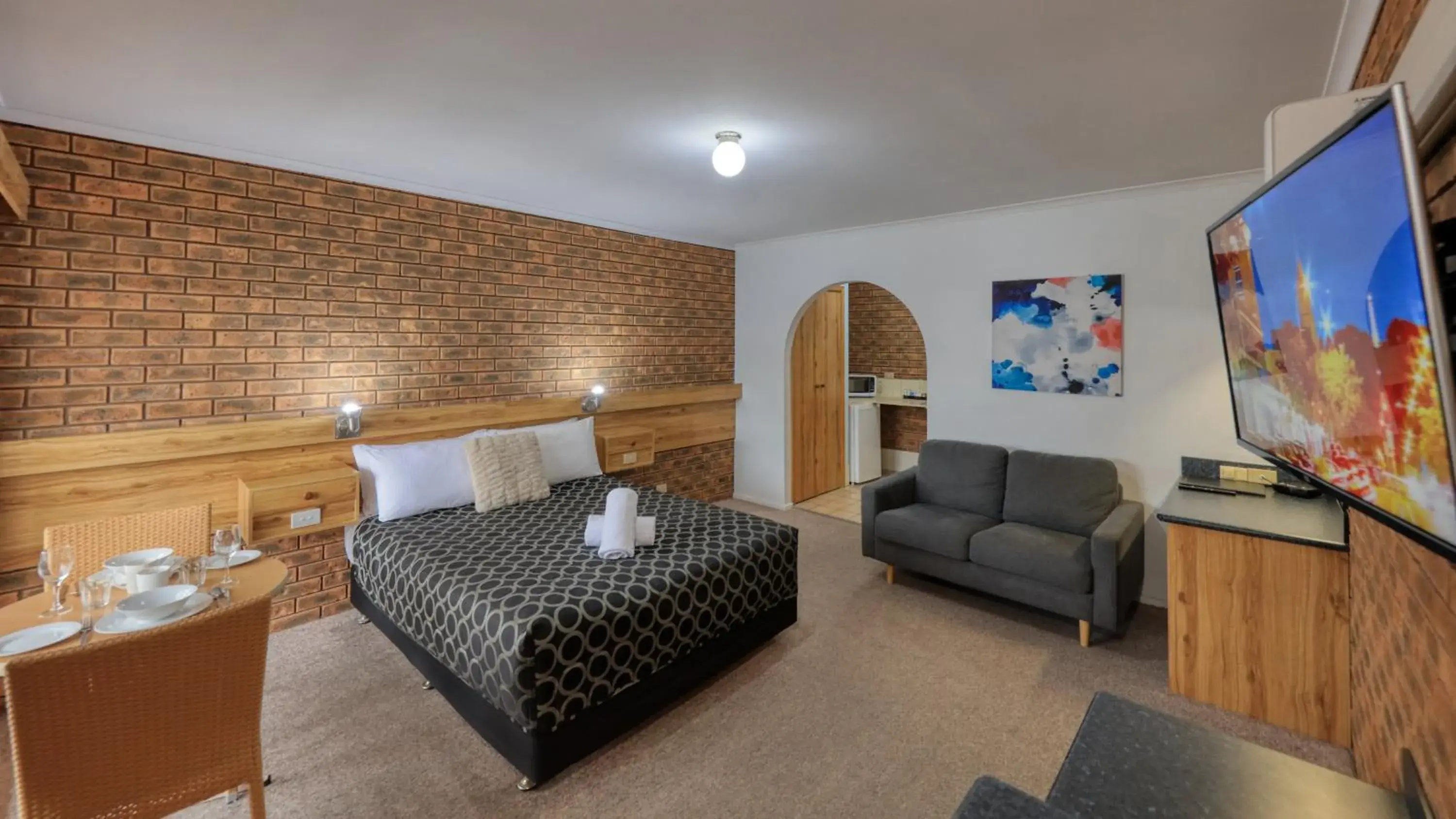 Queen Room in The Cottage Motor Inn Albury CBD Queen Room in The Cottage Motor Inn Albury CBD