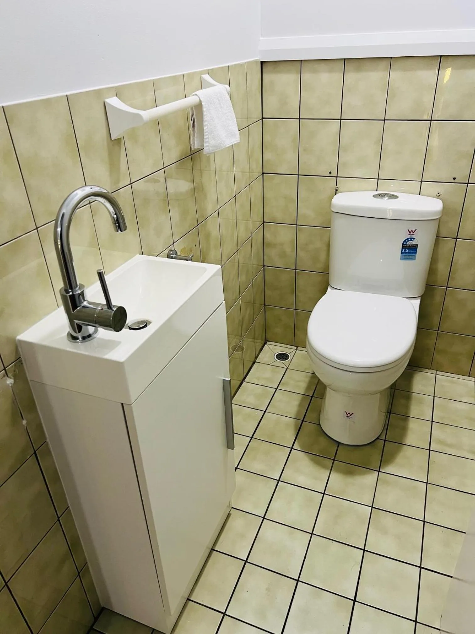 Toilet in The Cottage Motor Inn Albury CBD