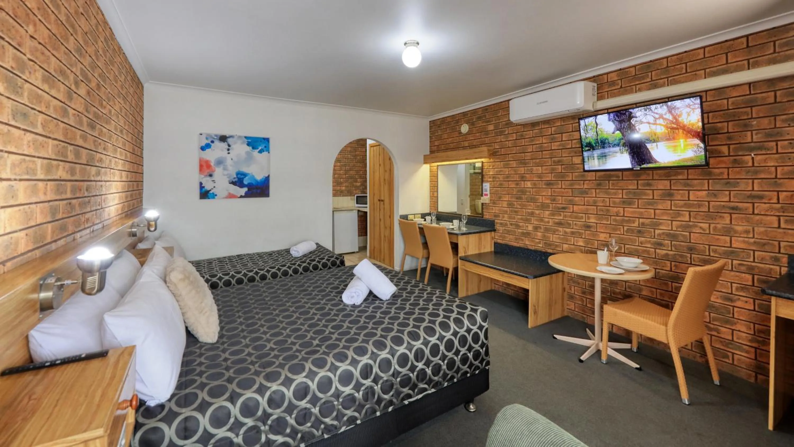 TV and multimedia, Bed in The Cottage Motor Inn Albury CBD