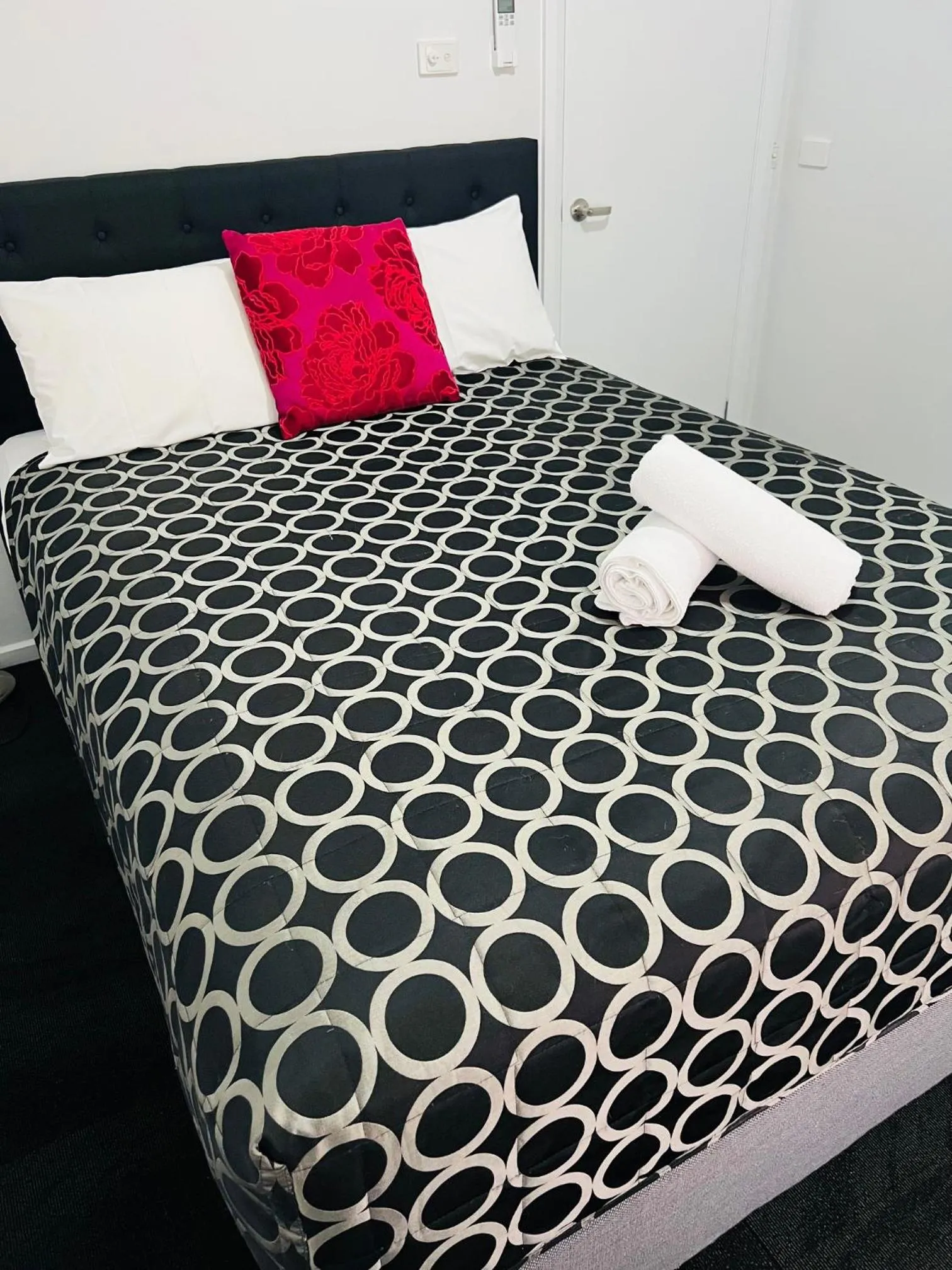 Photo of the whole room, Bed in The Cottage Motor Inn Albury CBD