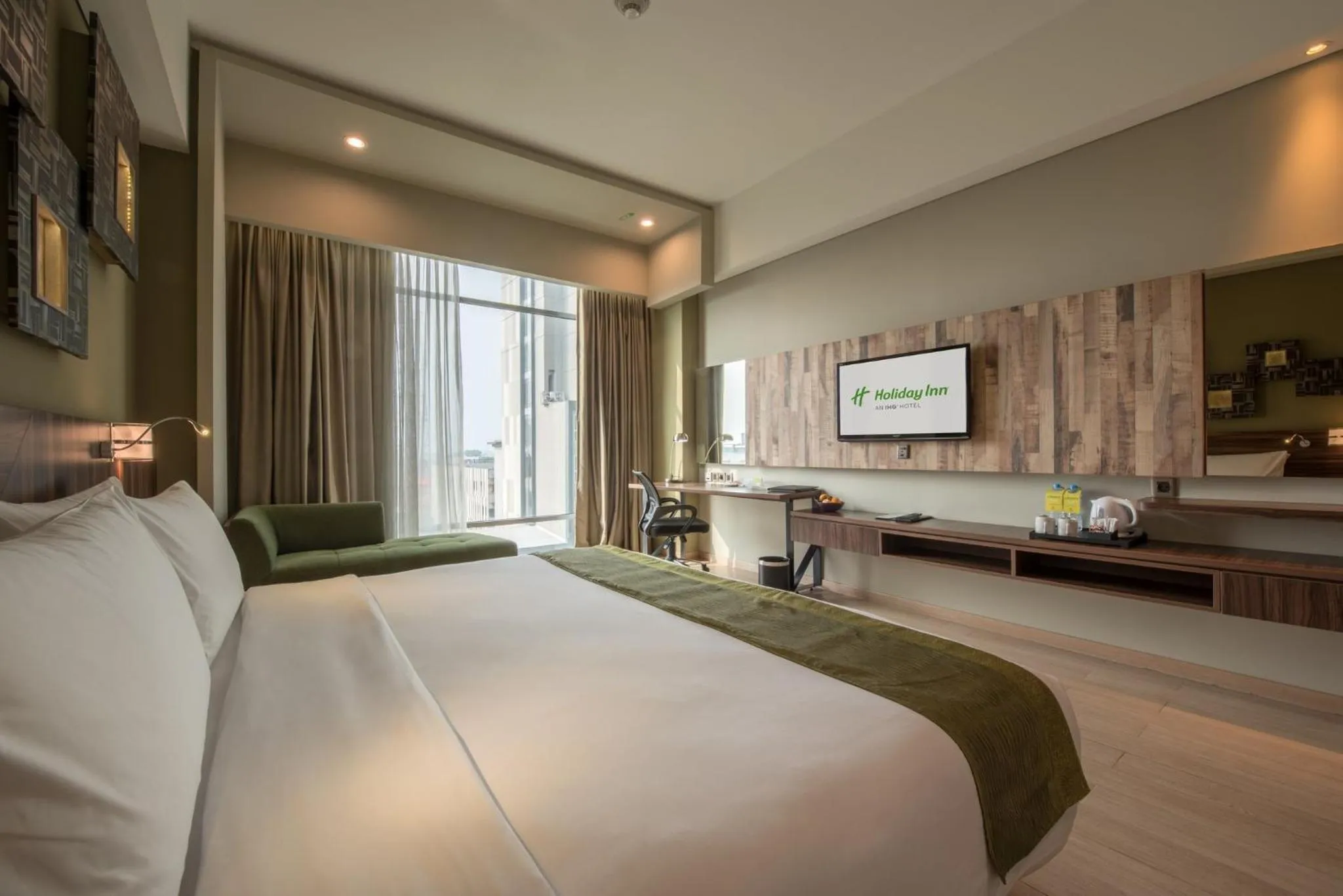 Photo of the whole room, Bed in Holiday Inn Cikarang Jababeka by IHG