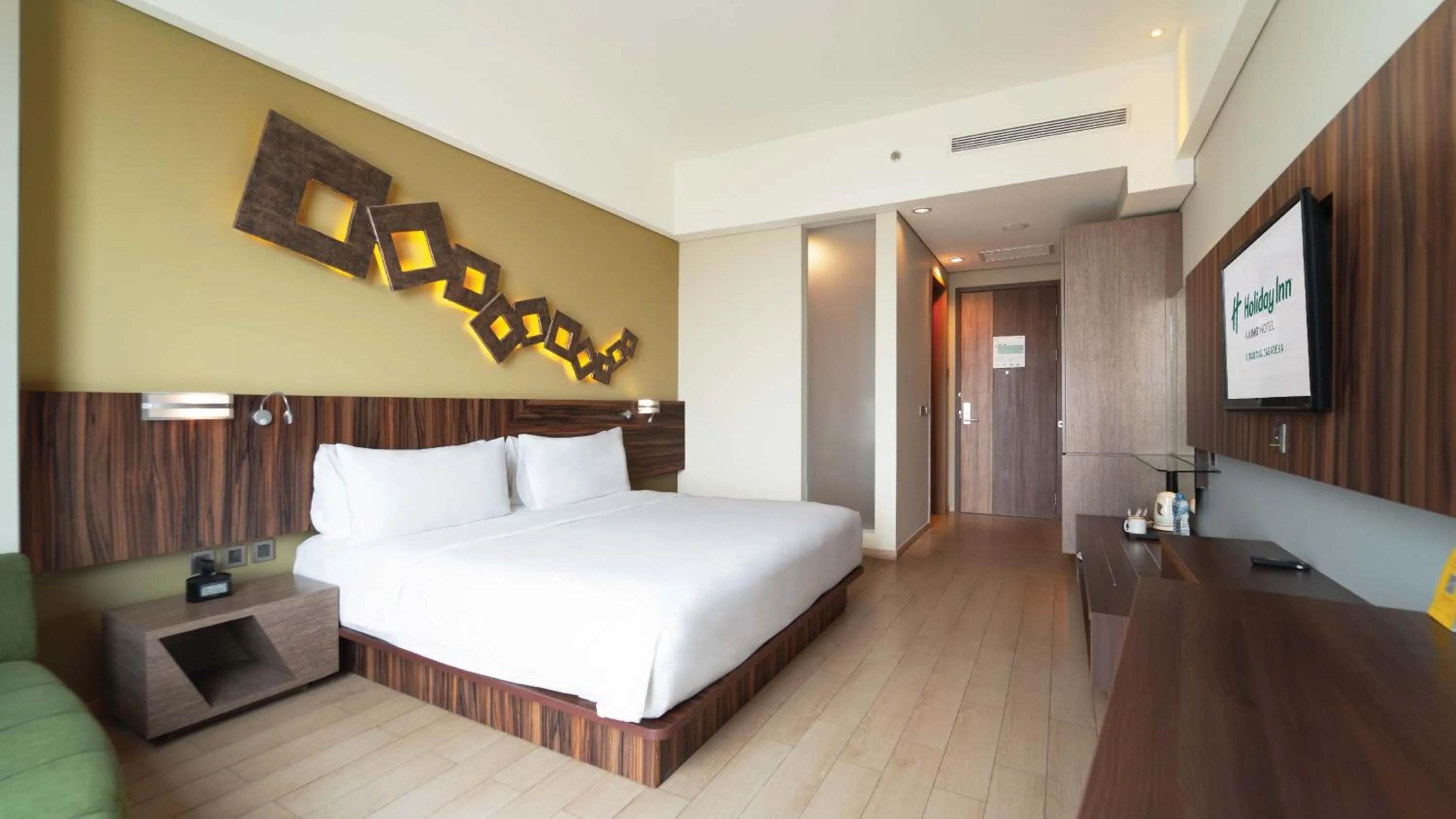 Photo of the whole room, Bed in Holiday Inn Cikarang Jababeka by IHG
