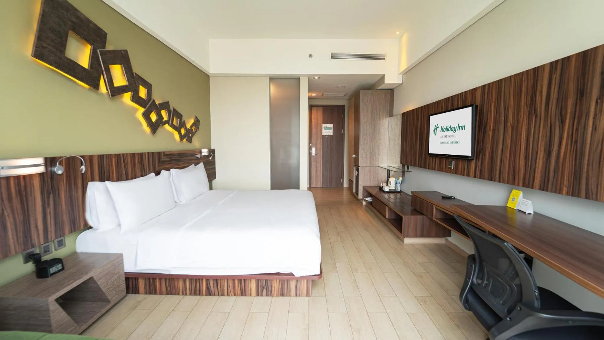 Photo of the whole room, Bed in Holiday Inn Cikarang Jababeka by IHG