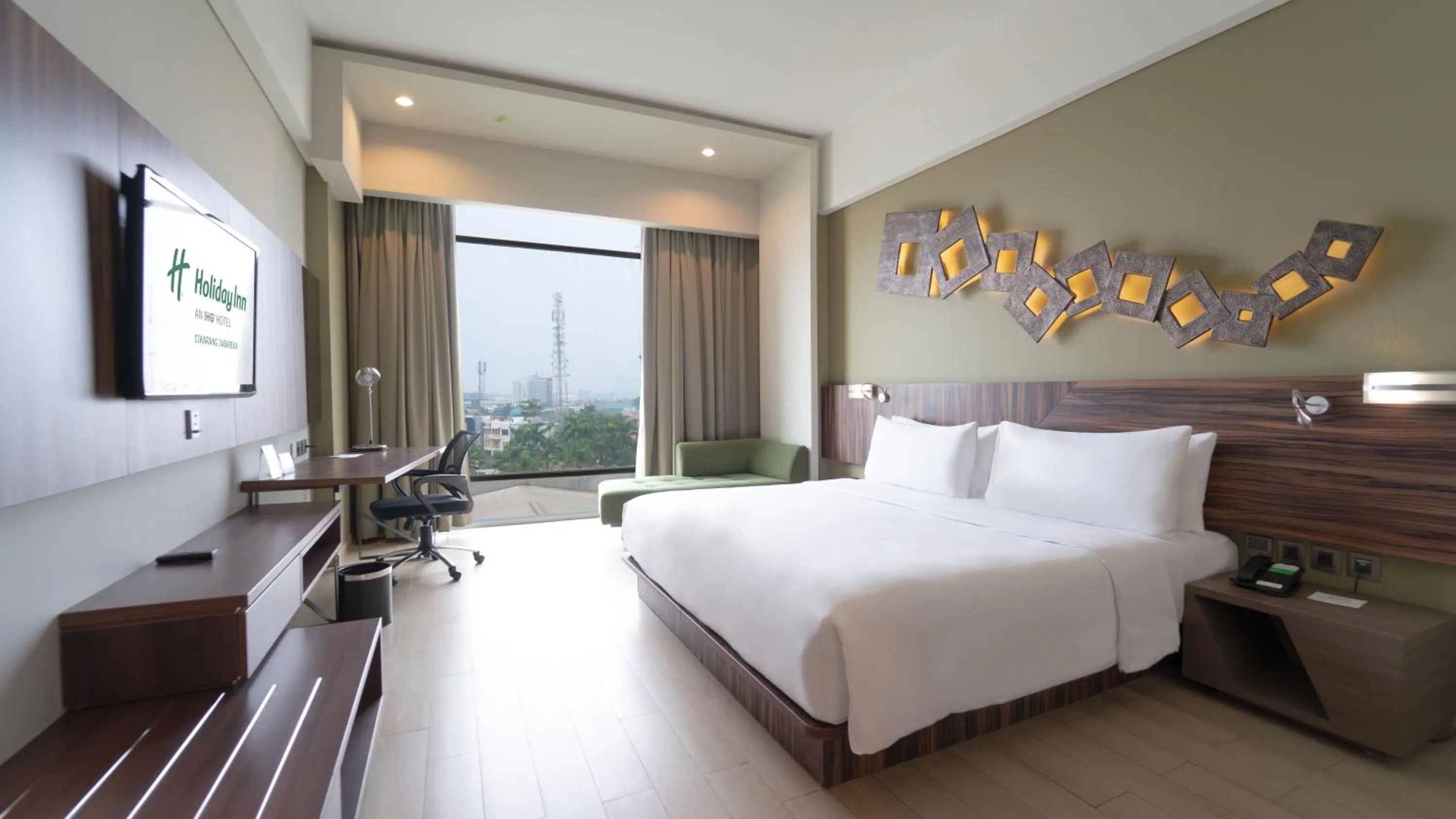 Photo of the whole room, Bed in Holiday Inn Cikarang Jababeka by IHG