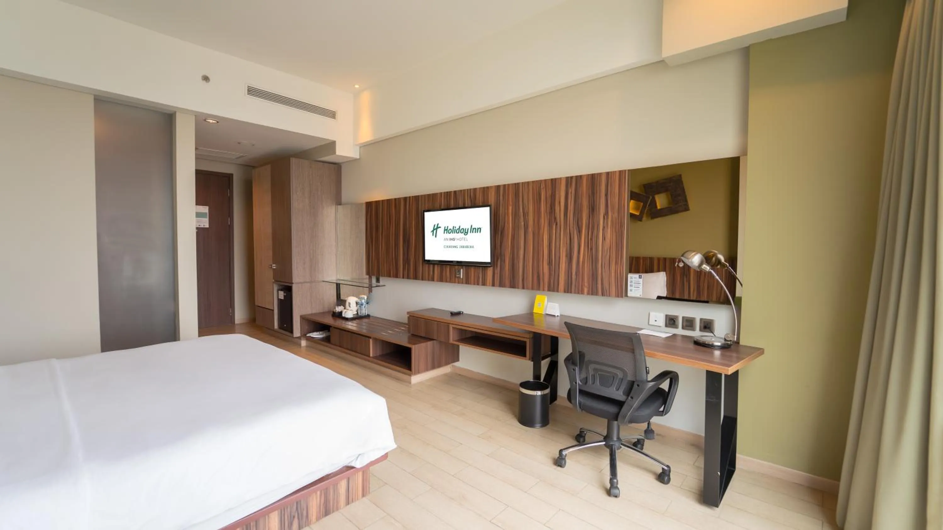 Photo of the whole room, Bed in Holiday Inn Cikarang Jababeka by IHG