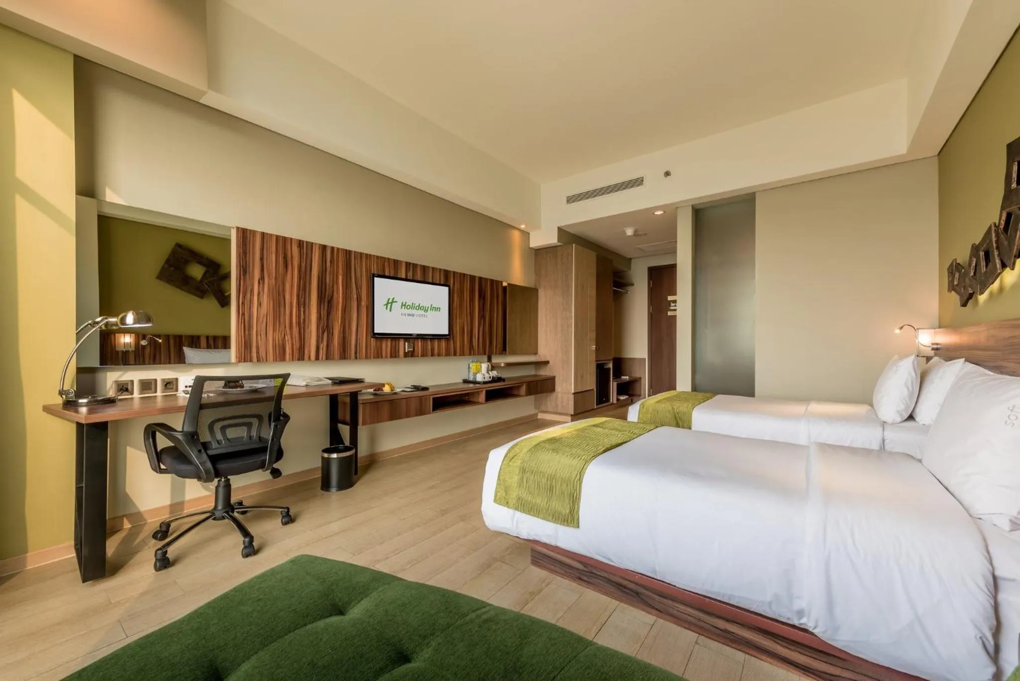 Photo of the whole room, Bed in Holiday Inn Cikarang Jababeka by IHG