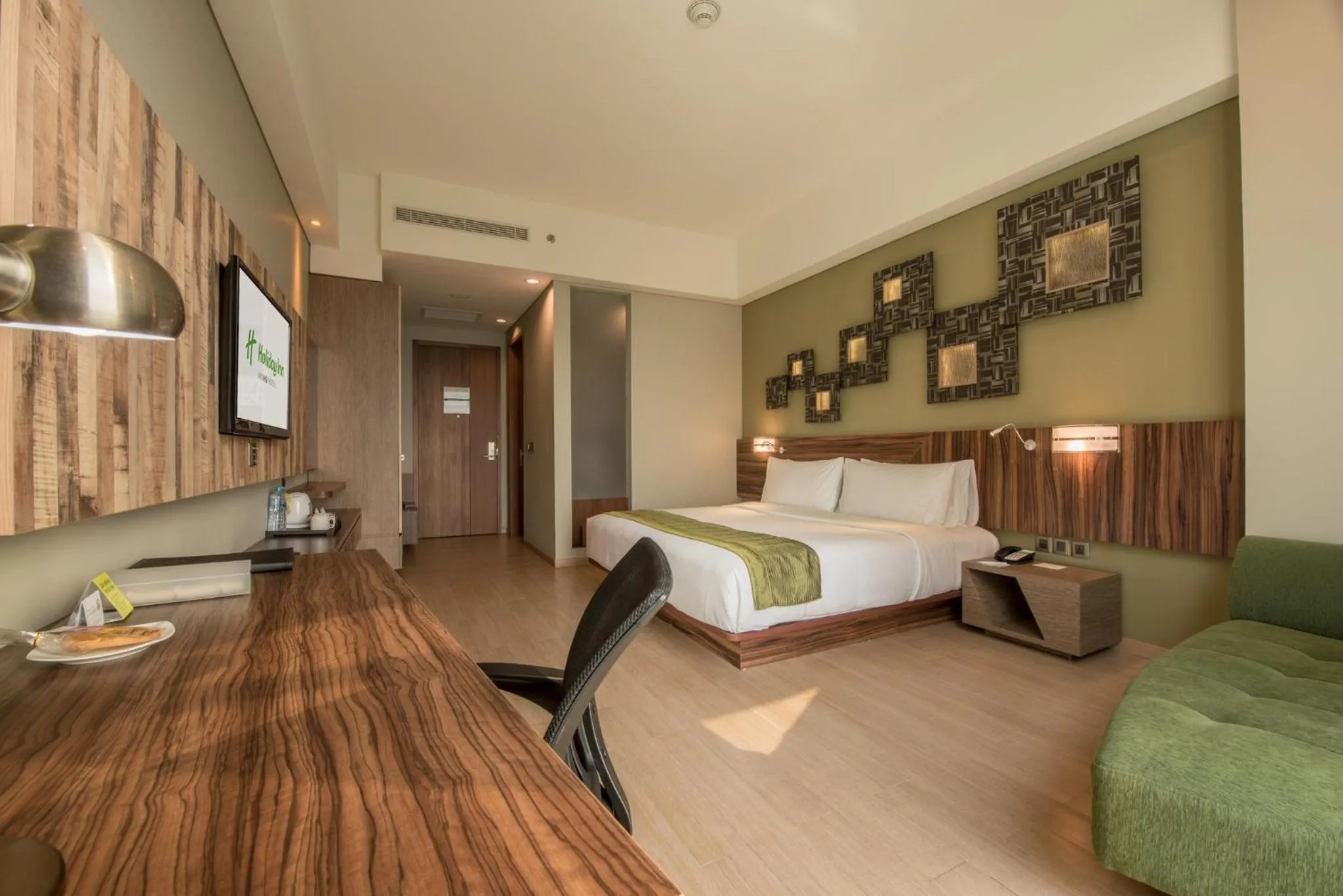 Photo of the whole room, Bed in Holiday Inn Cikarang Jababeka by IHG