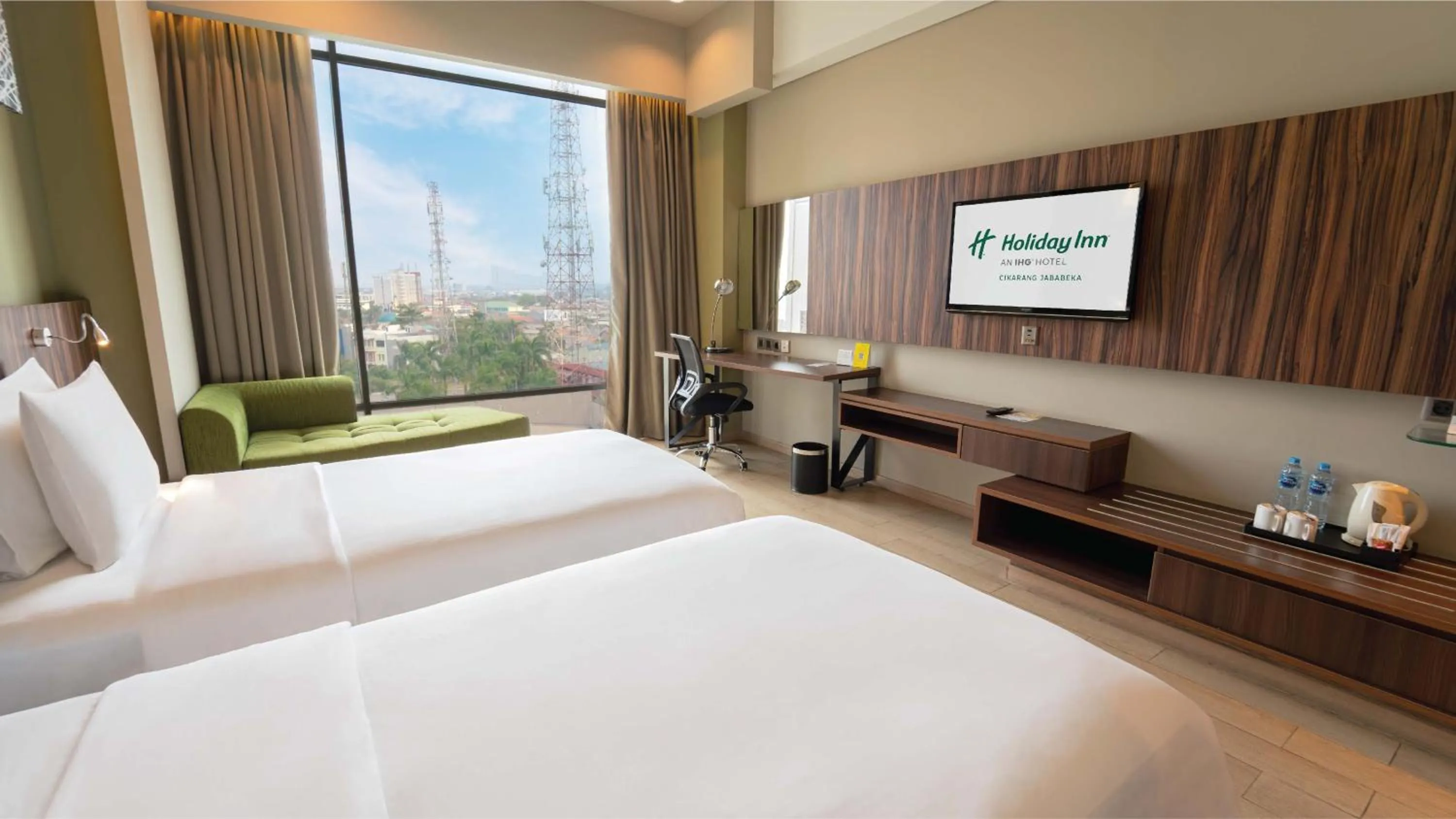 Photo of the whole room, Bed in Holiday Inn Cikarang Jababeka by IHG