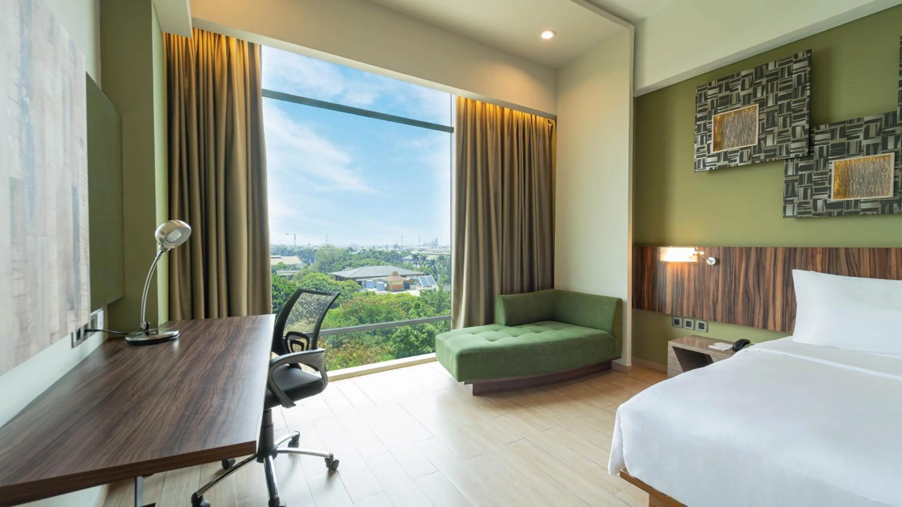 Bedroom, Bed in Holiday Inn Cikarang Jababeka by IHG