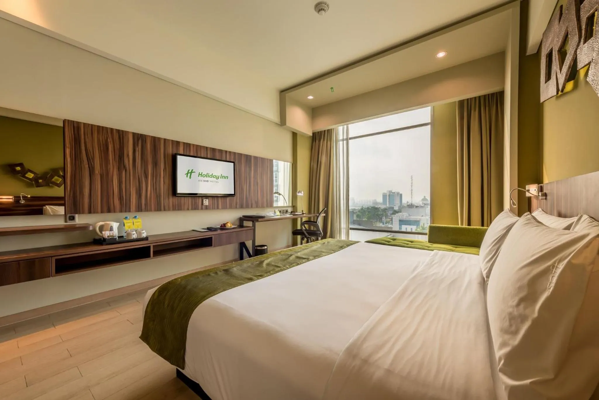 Photo of the whole room, Bed in Holiday Inn Cikarang Jababeka by IHG