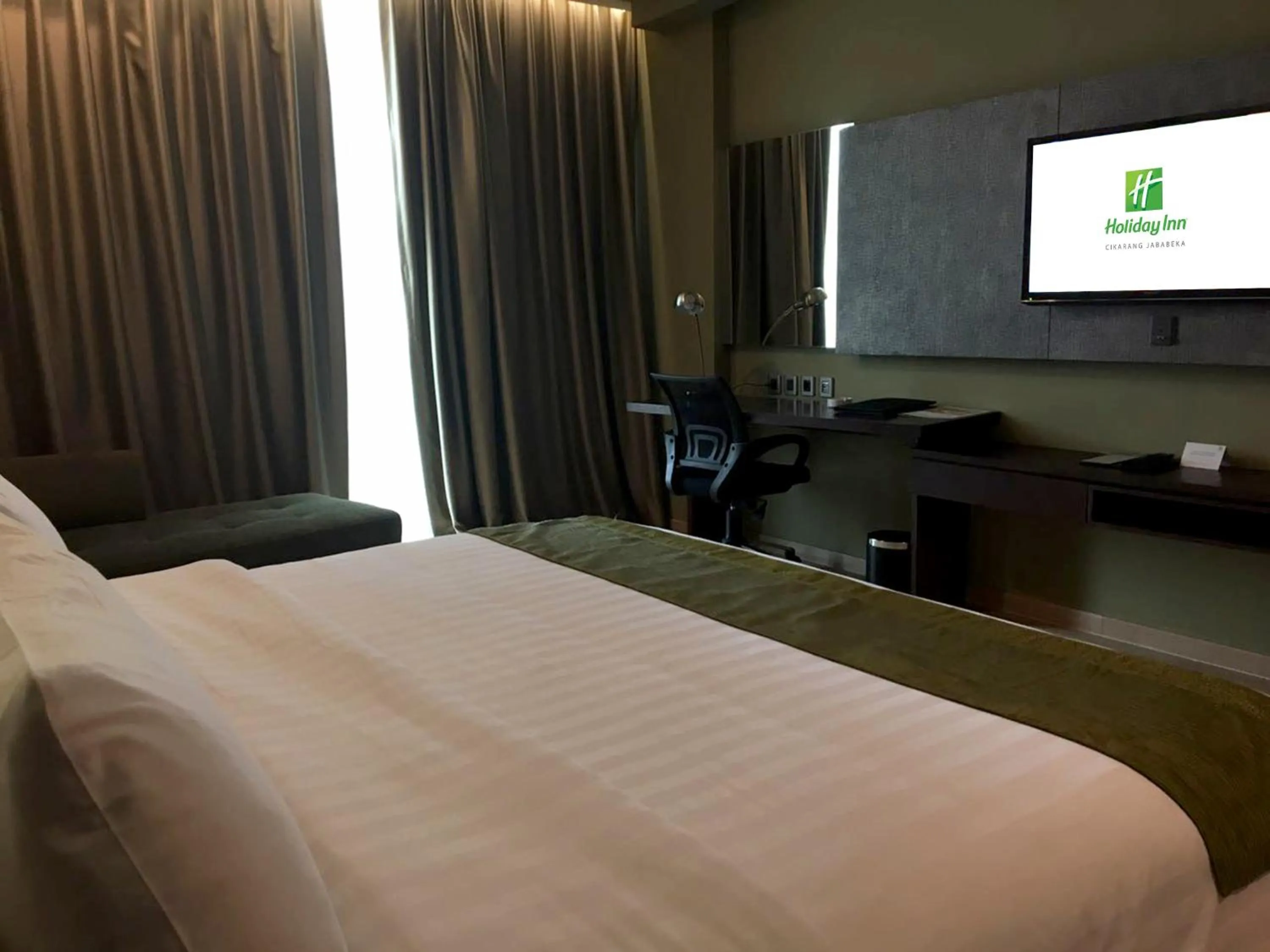 Photo of the whole room, Bed in Holiday Inn Cikarang Jababeka by IHG