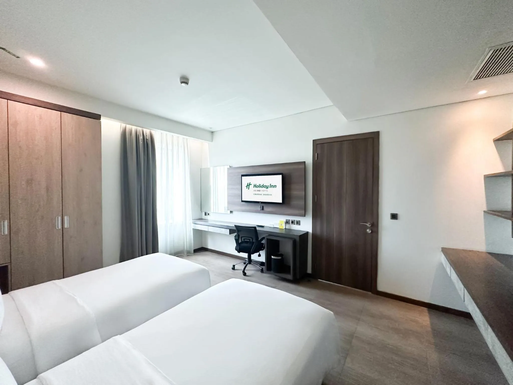 Photo of the whole room, Bed in Holiday Inn Cikarang Jababeka by IHG