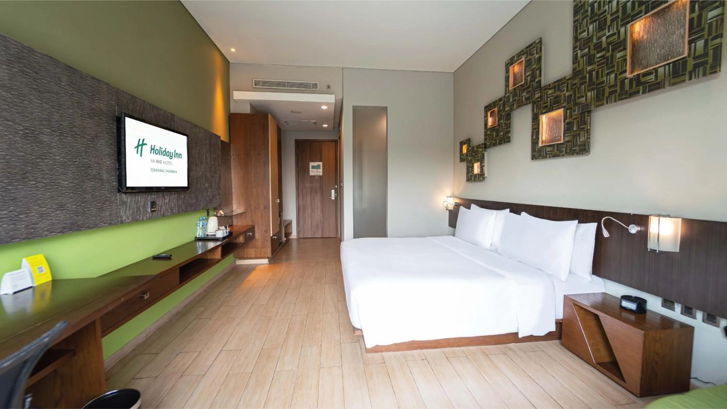 Photo of the whole room, Bed in Holiday Inn Cikarang Jababeka by IHG