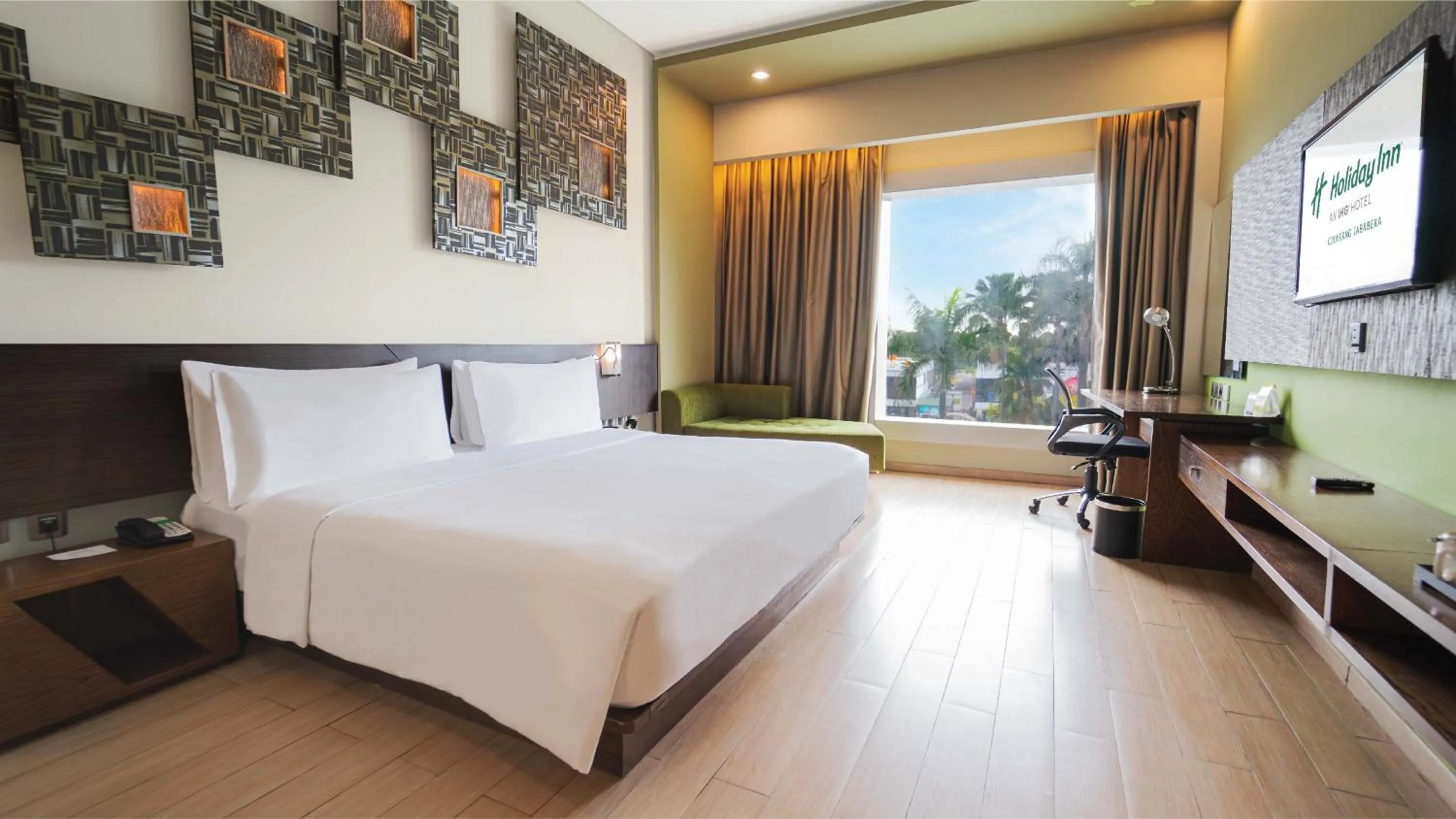 Photo of the whole room, Bed in Holiday Inn Cikarang Jababeka by IHG