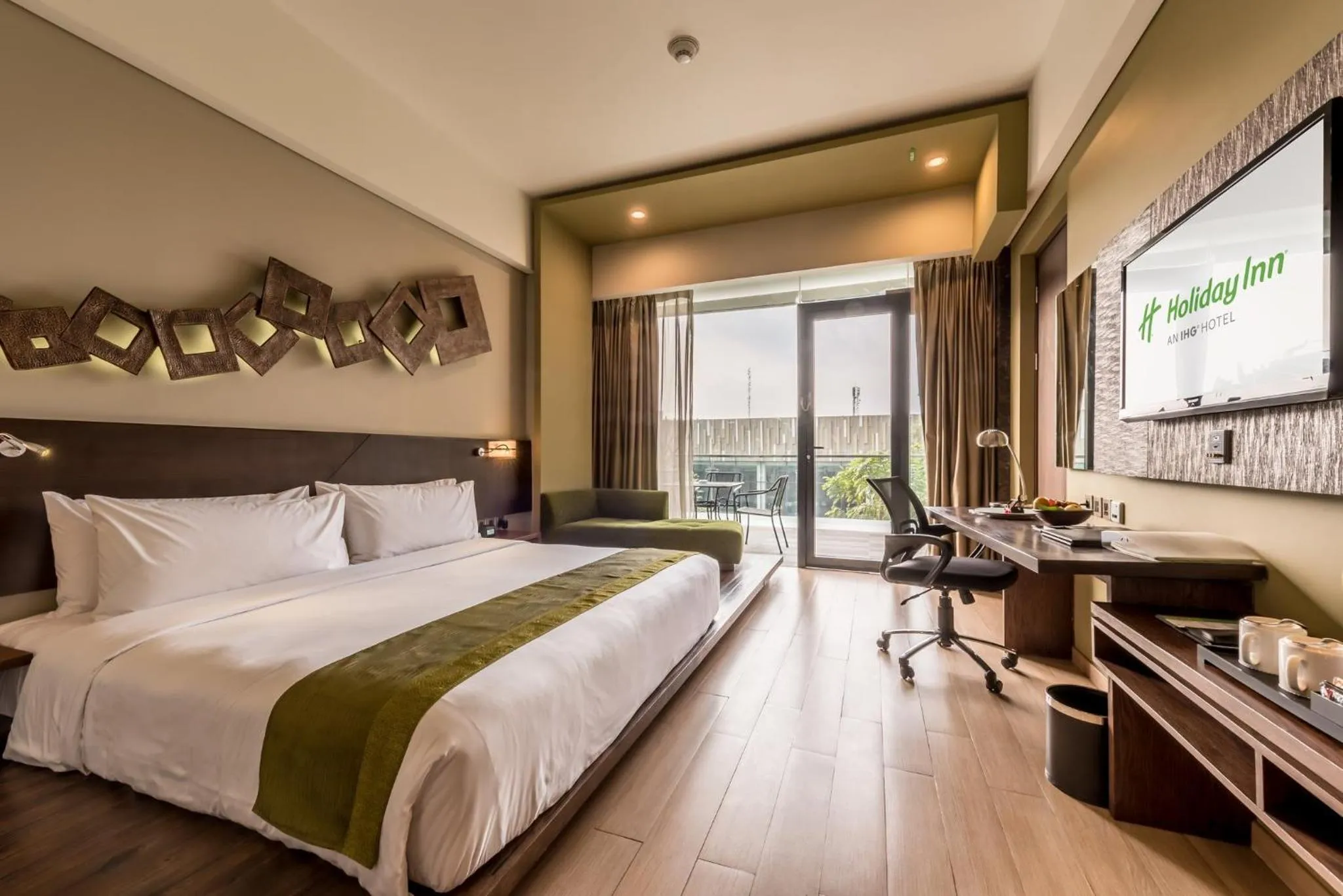 Photo of the whole room, Bed in Holiday Inn Cikarang Jababeka by IHG
