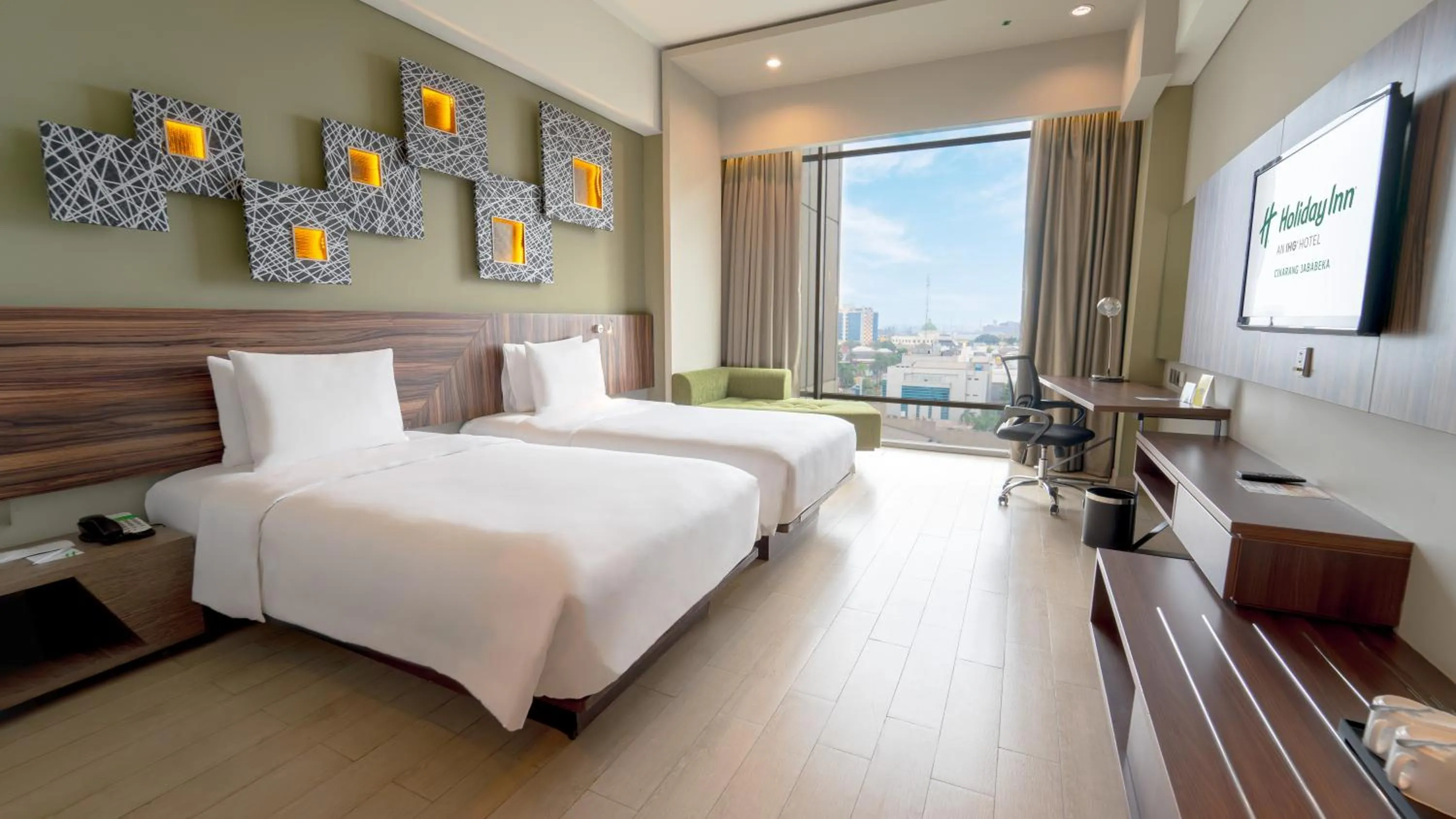 Photo of the whole room, Bed in Holiday Inn Cikarang Jababeka by IHG