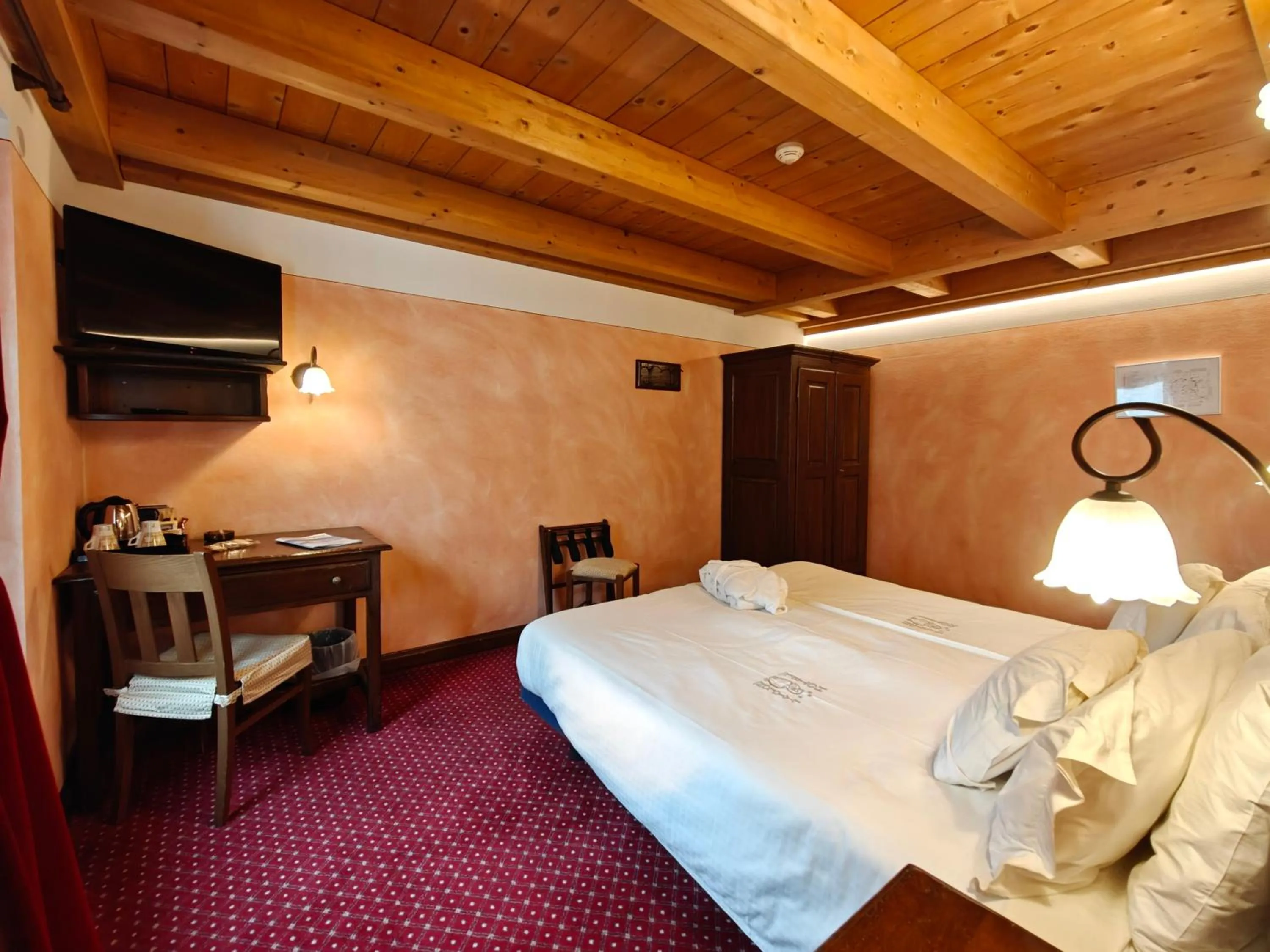 Photo of the whole room, Bed in Hotel L' Aiglon