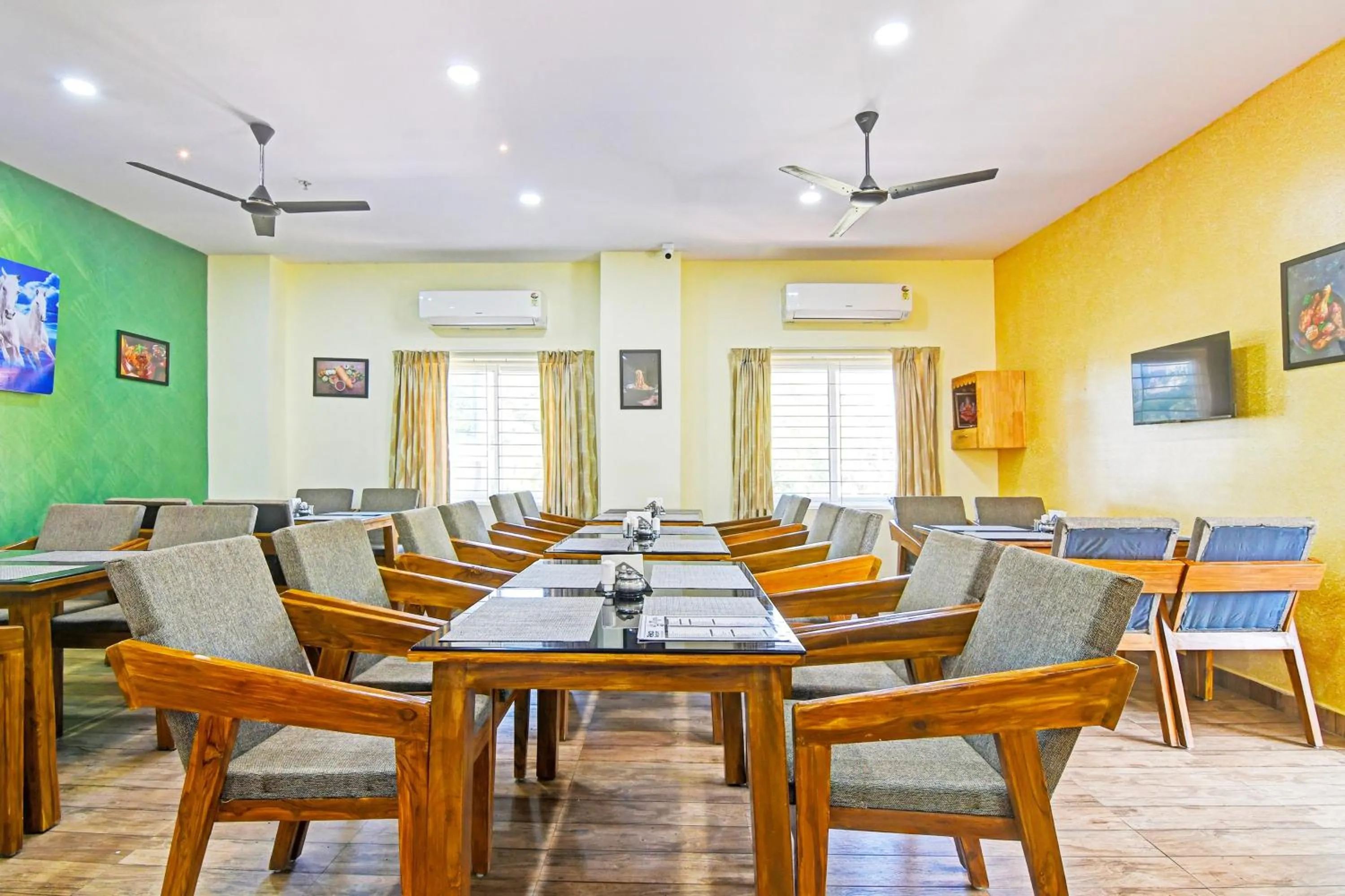 Restaurant/places to eat in Super Townhouse Dwarakanagar Near Gurudwara