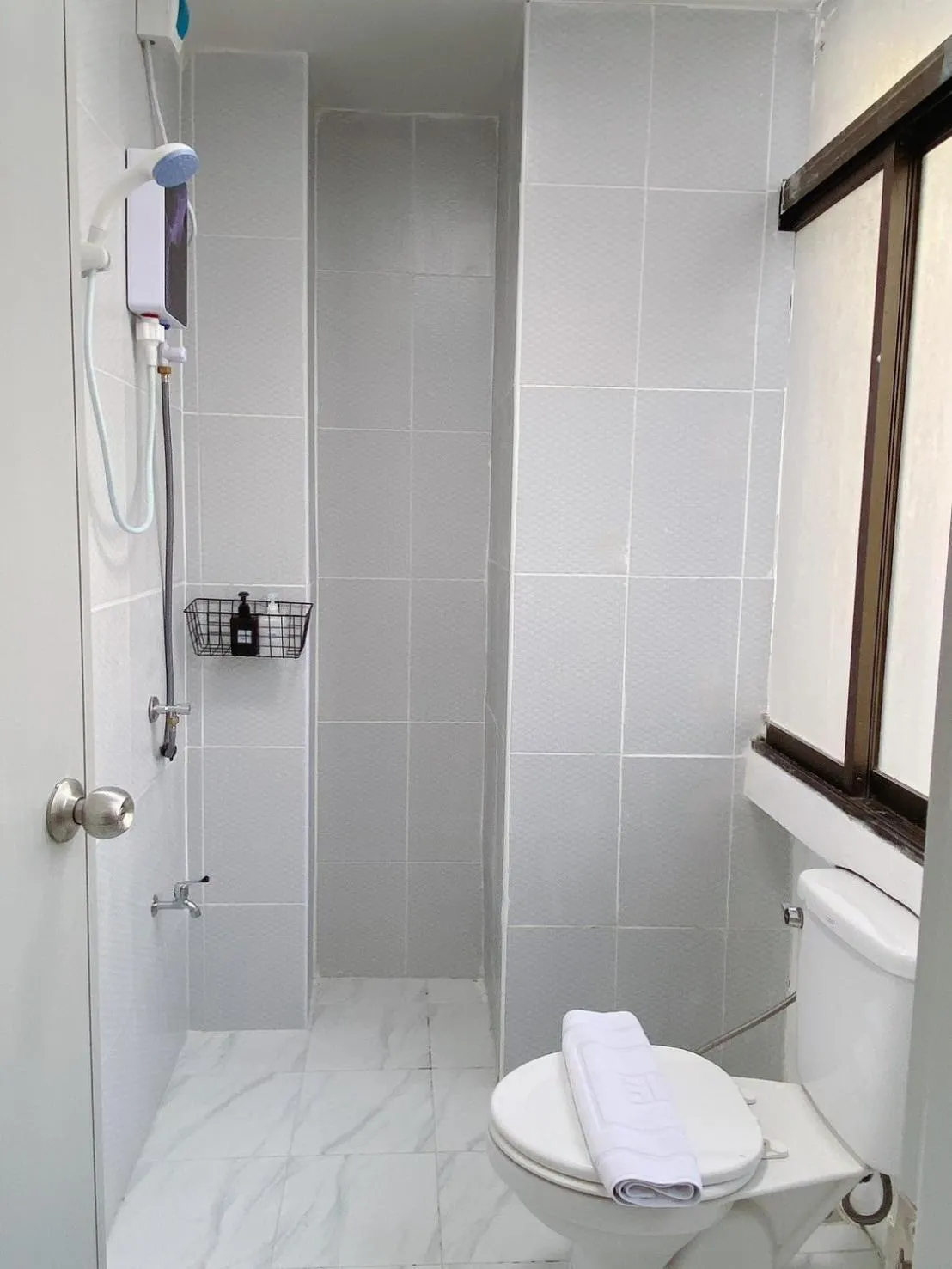 Shower in XX GO INN MRT Hua Lamphong China Town